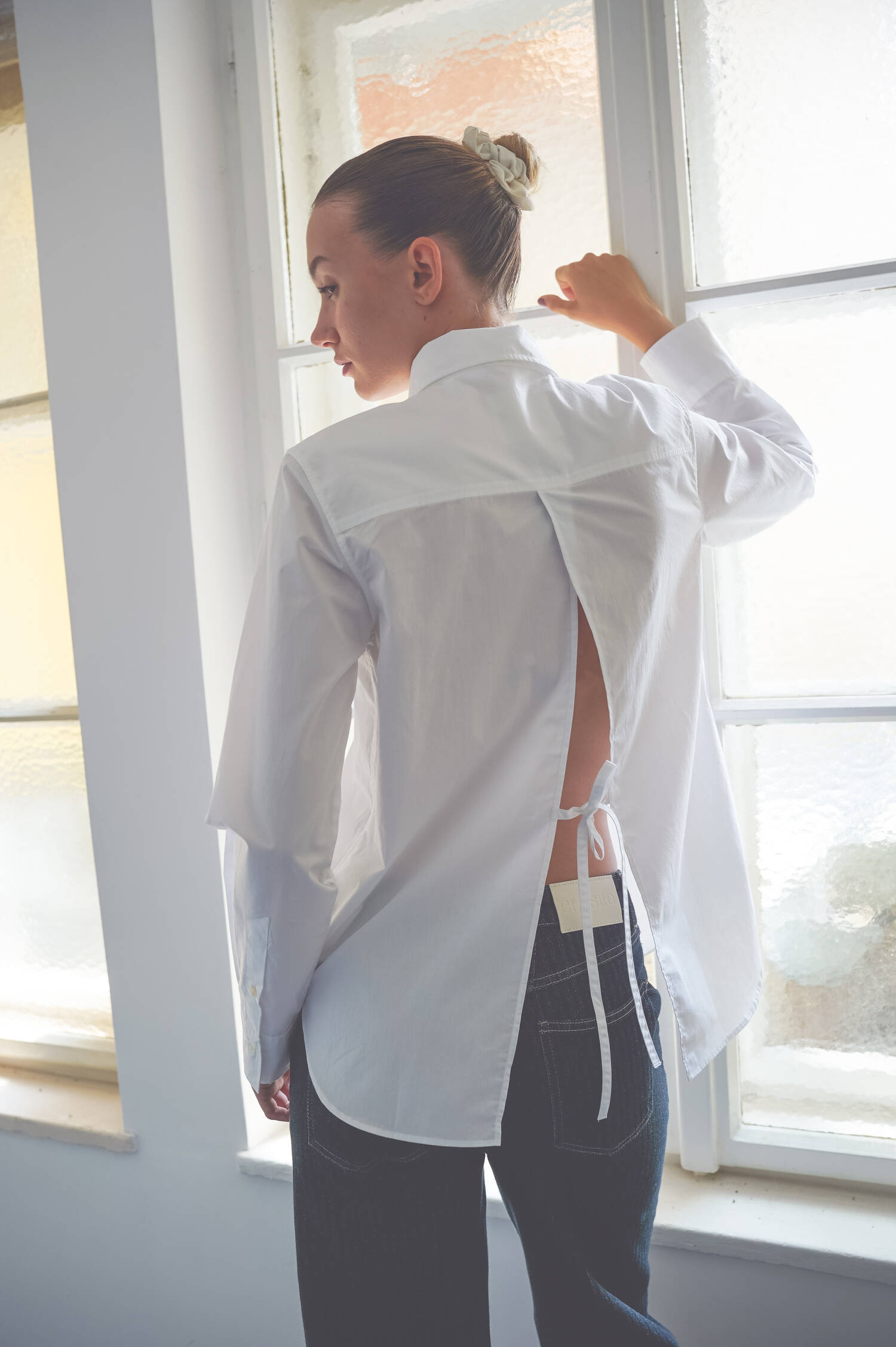 Langarm-Bluse mit offenem Rücken in Weiß Langarm-Bluse mit offenem Rücken in Weiß