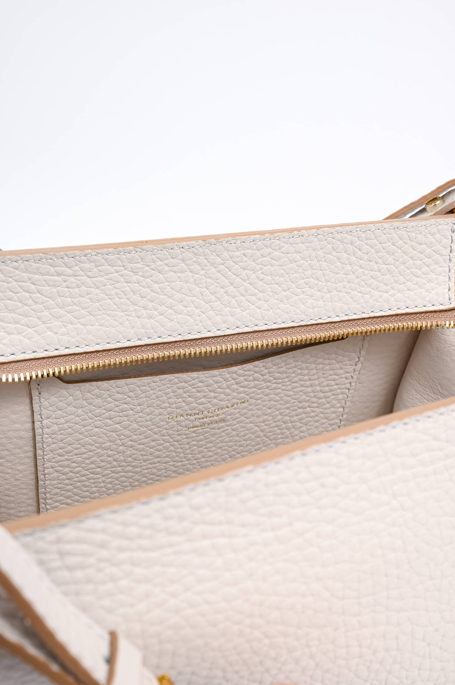 Tasche BLOOM mit genarbten Leder in Sabbia Tasche BLOOM mit genarbten Leder in Sabbia