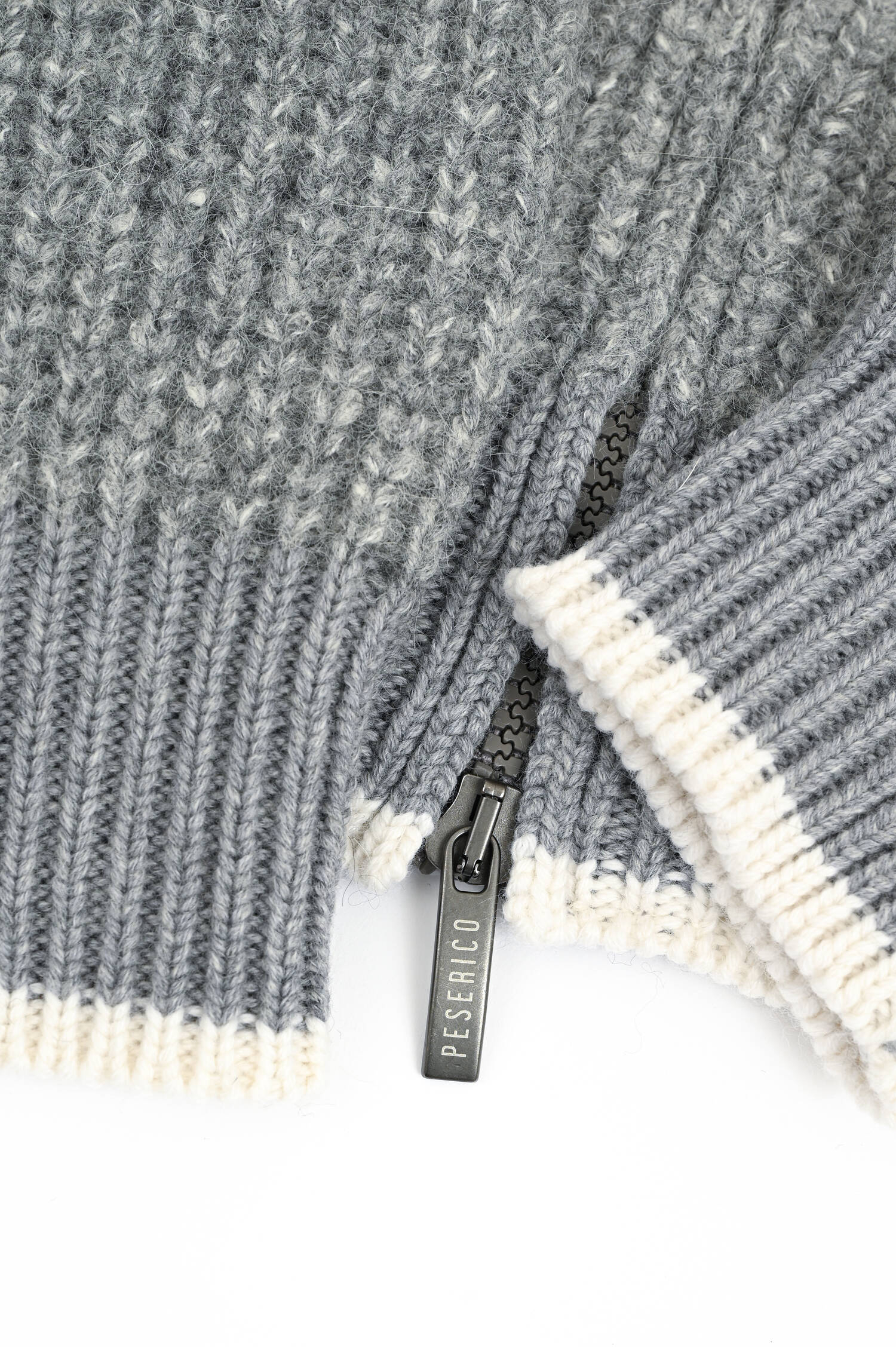 Strickweste mit Kontrastdetails in Grau/Weiß