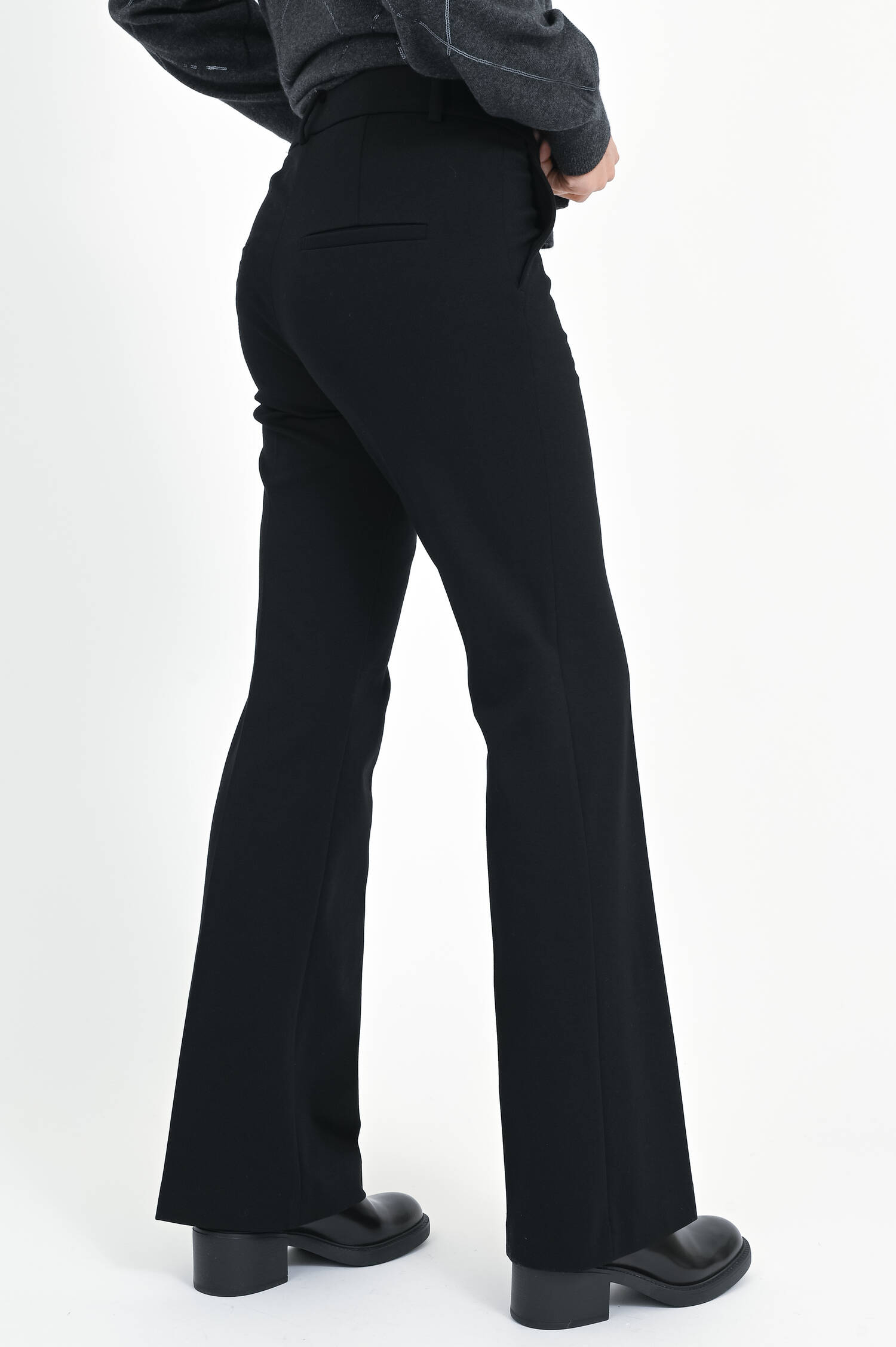 Straight-Leg-Hose mit Bügelfalten in Black 