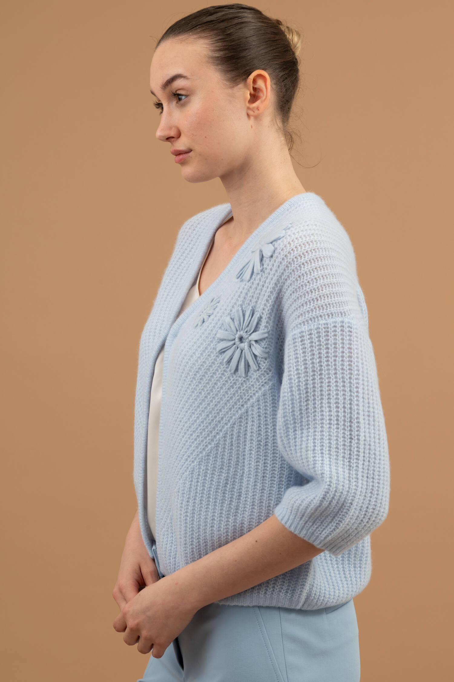 Patentstrickweste mit 3D-Blumen in Hellblau