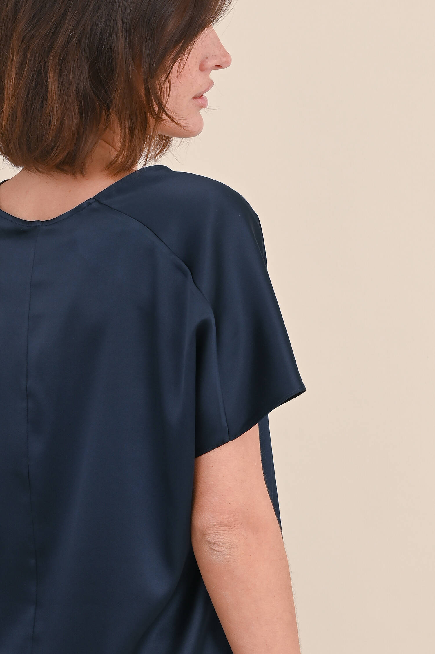 Seidenshirt mit V-Ausschnitt in Navy