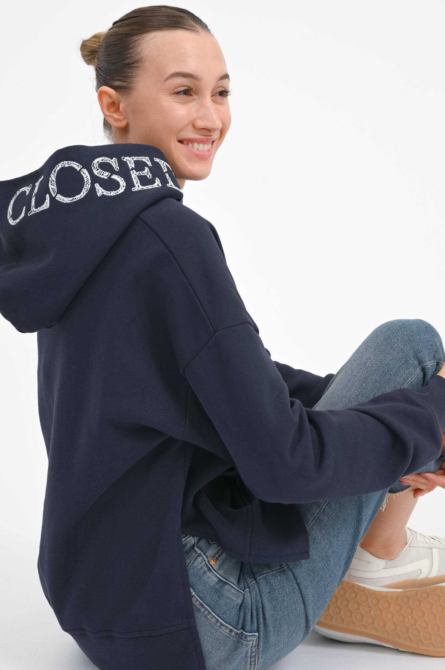 Hoodie mit Closed-Schriftzug in Navy Hoodie mit Closed-Schriftzug in Navy