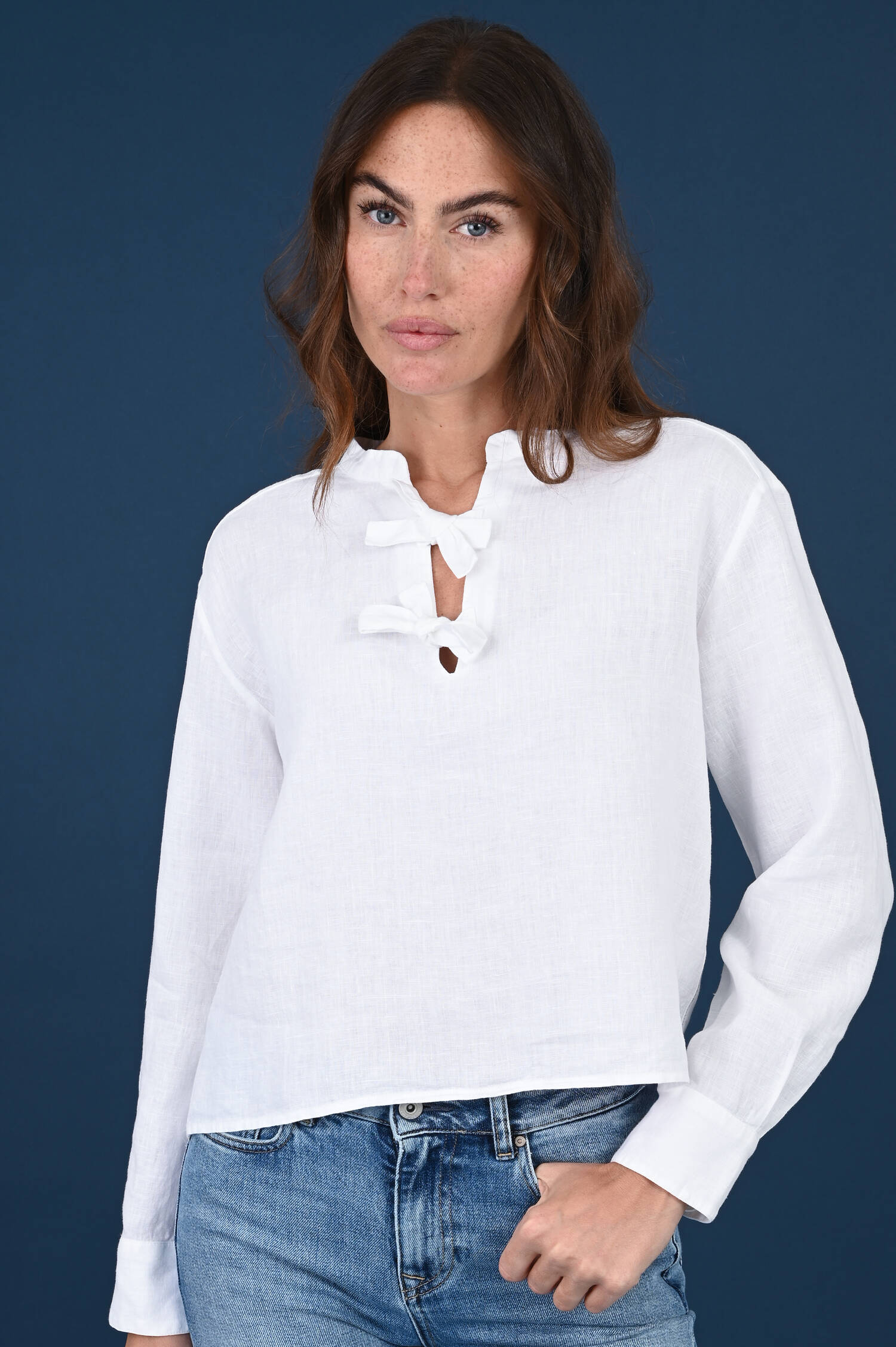 Leinenbluse mit Schleifen in Weiß