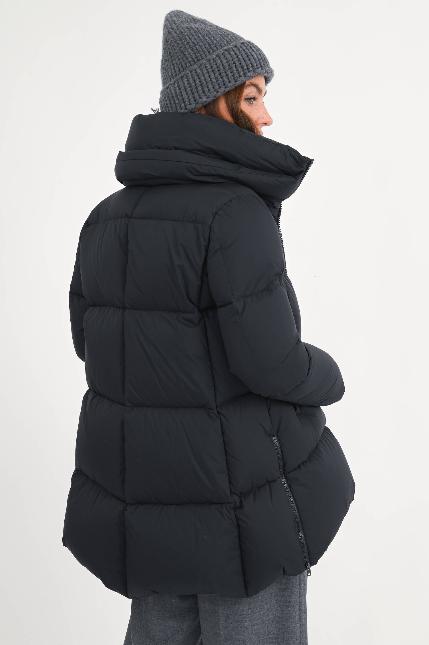 Daunenjacke mit Stehkragen in Schwarz