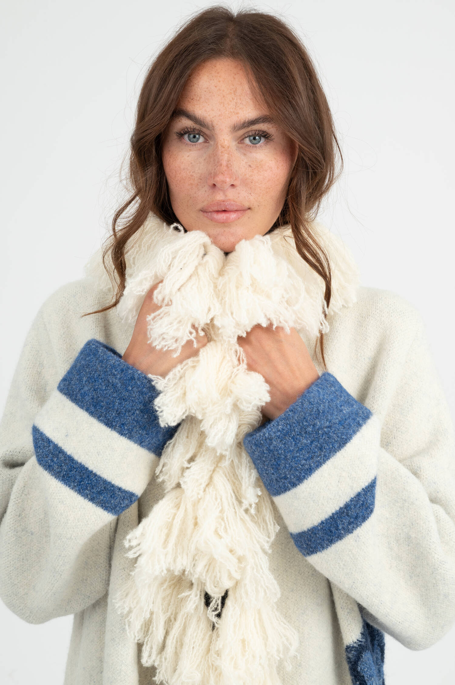 Woll-Mix Cardigan in Ecru/Blau Woll-Mix Cardigan in Ecru/Blau