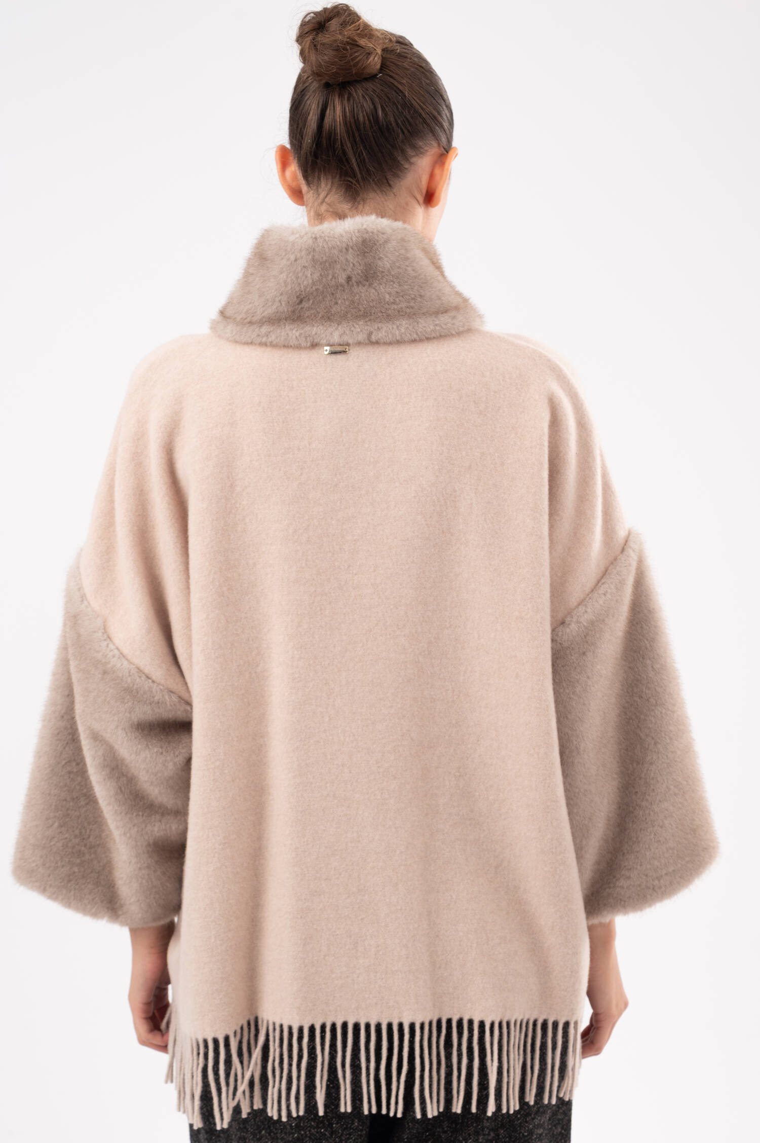 Jacke mit Fransen und Faux-Fur-Einsatz in Beige