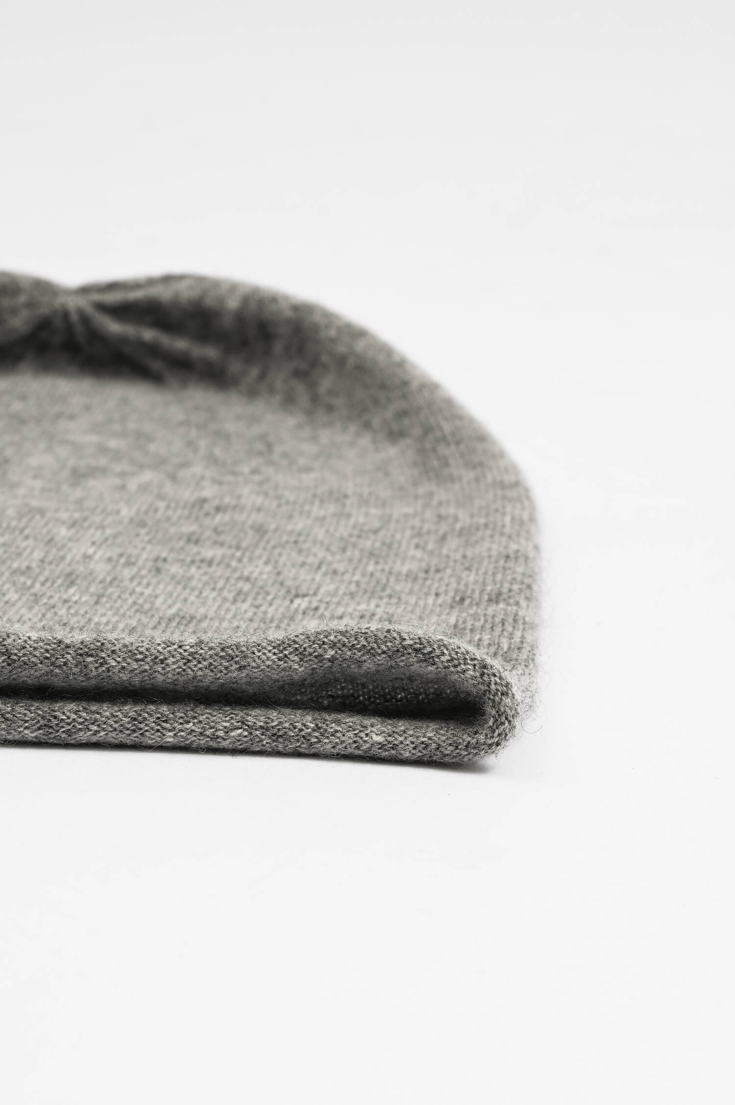 Feinstrick-Mütze mit Rollsaum in Hellgrau Feinstrick-Mütze mit Rollsaum in Hellgrau