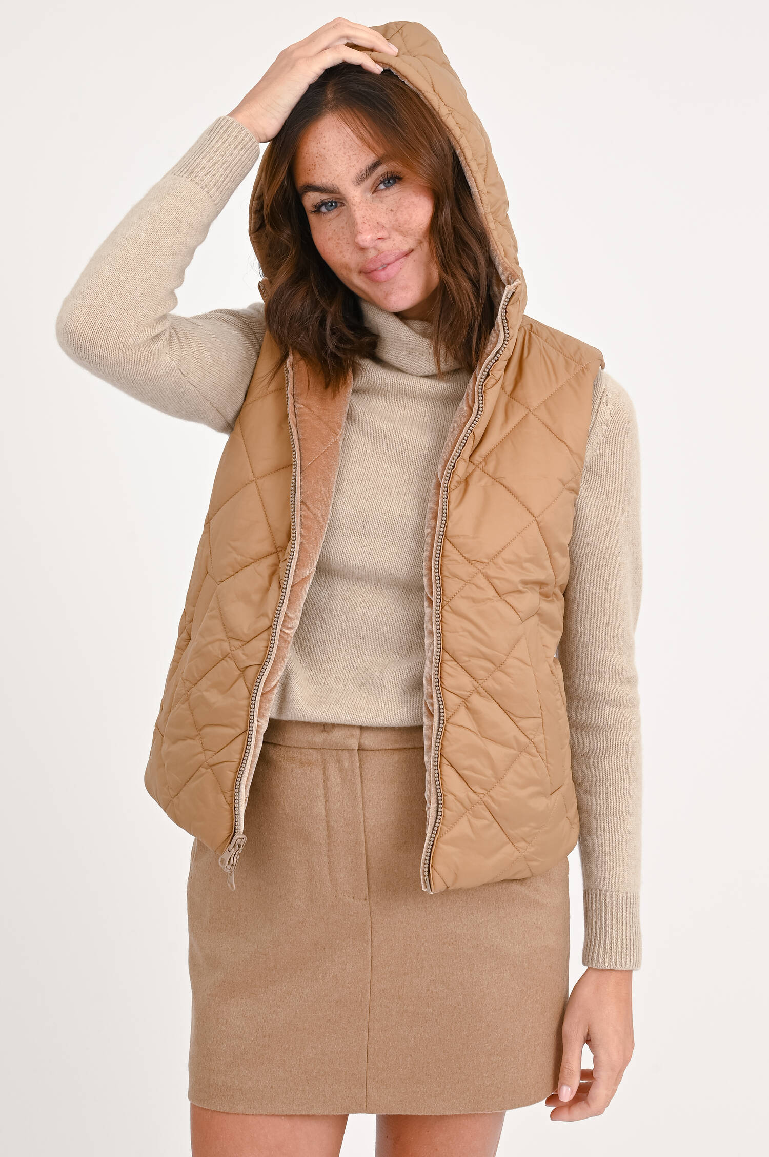 Wendegilet mit Kapuze in Camel/Bronze Wendegilet mit Kapuze in Camel/Bronze