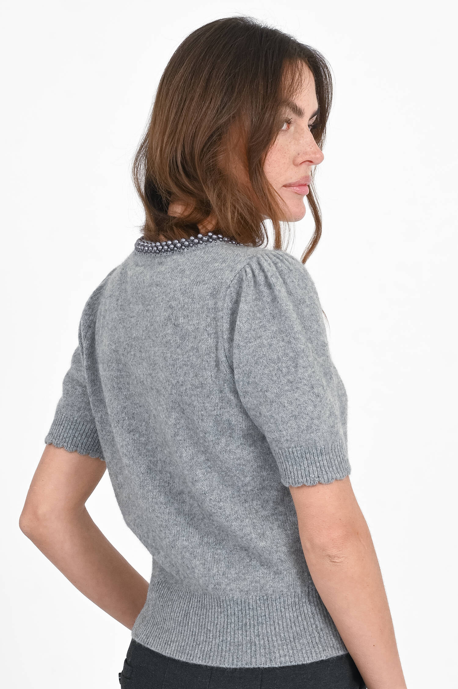 Kurzarm Pullover mit Perlen-Ausschnitt in Grau