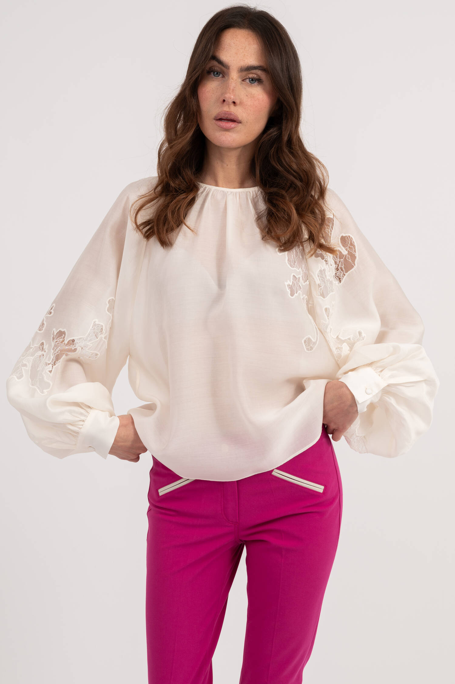 Bluse mit Spitzeneinsatz in Creme Bluse mit Spitzeneinsatz in Creme