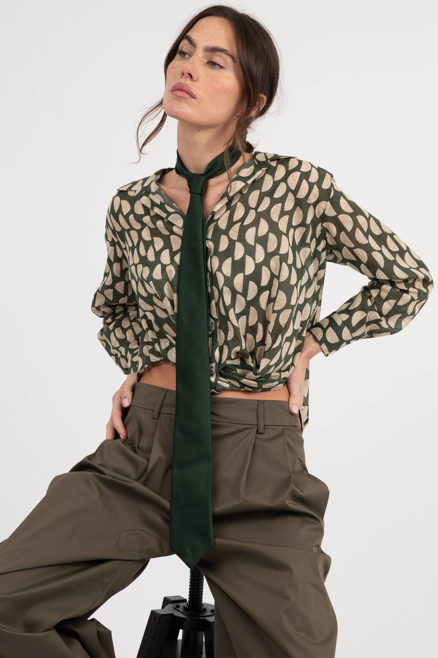 Bluse mit Allover Print in Oliv/Beige