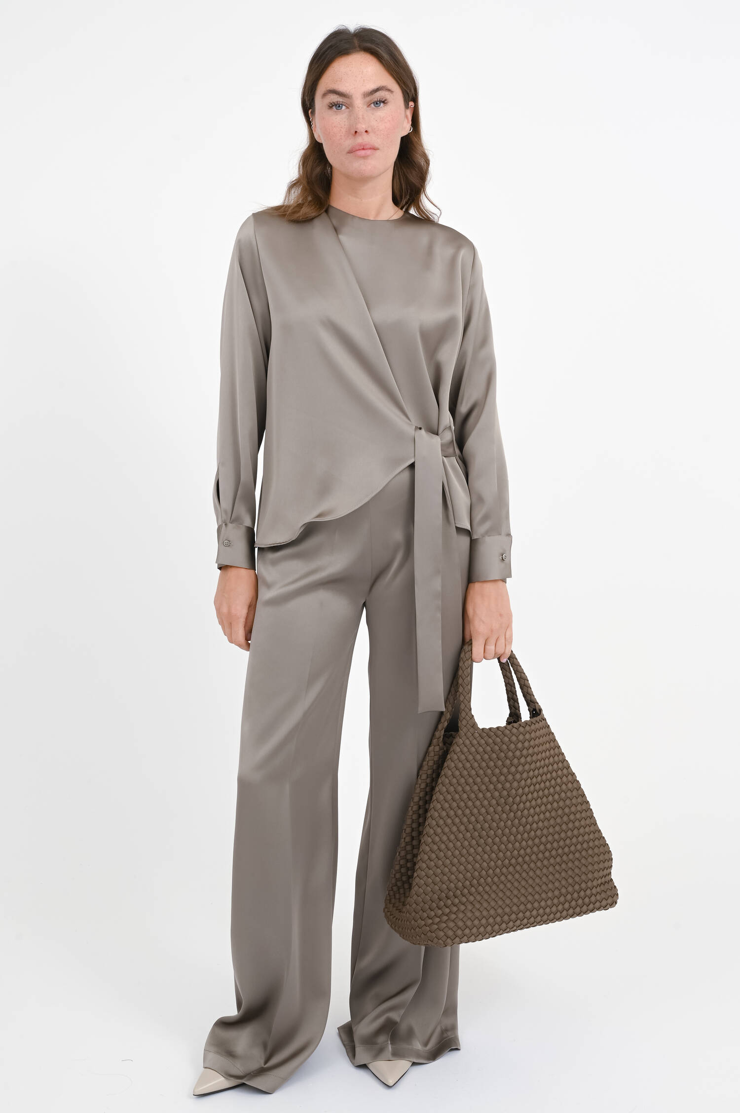 Hose in Satin-Optik in Taupe