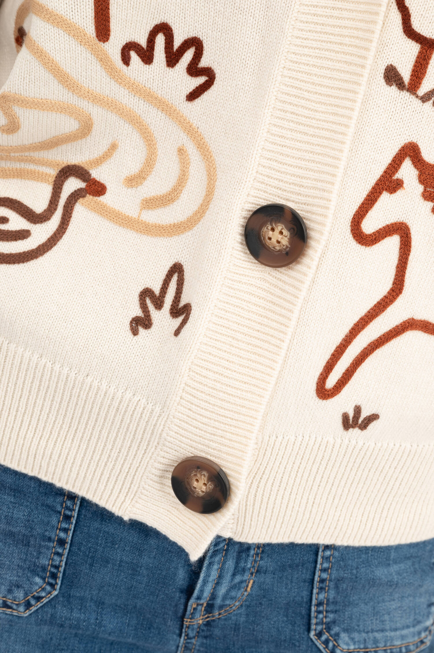 Strickweste mit Stick-Motiven in Creme Strickweste mit Stick-Motiven in Creme