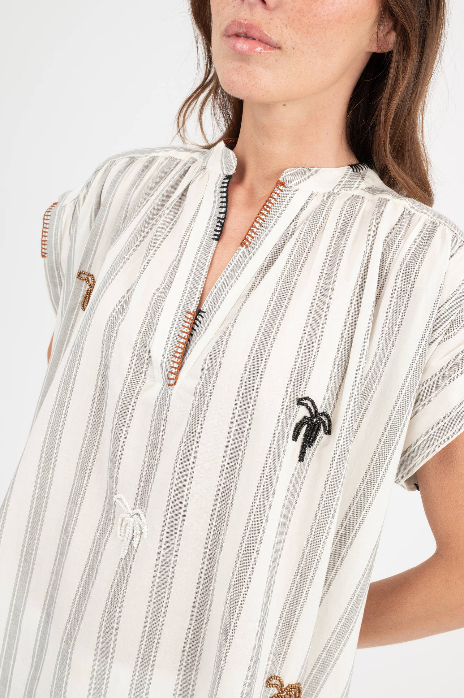 Bluse mit Perlen-Applikation in Ecru/Schwarz