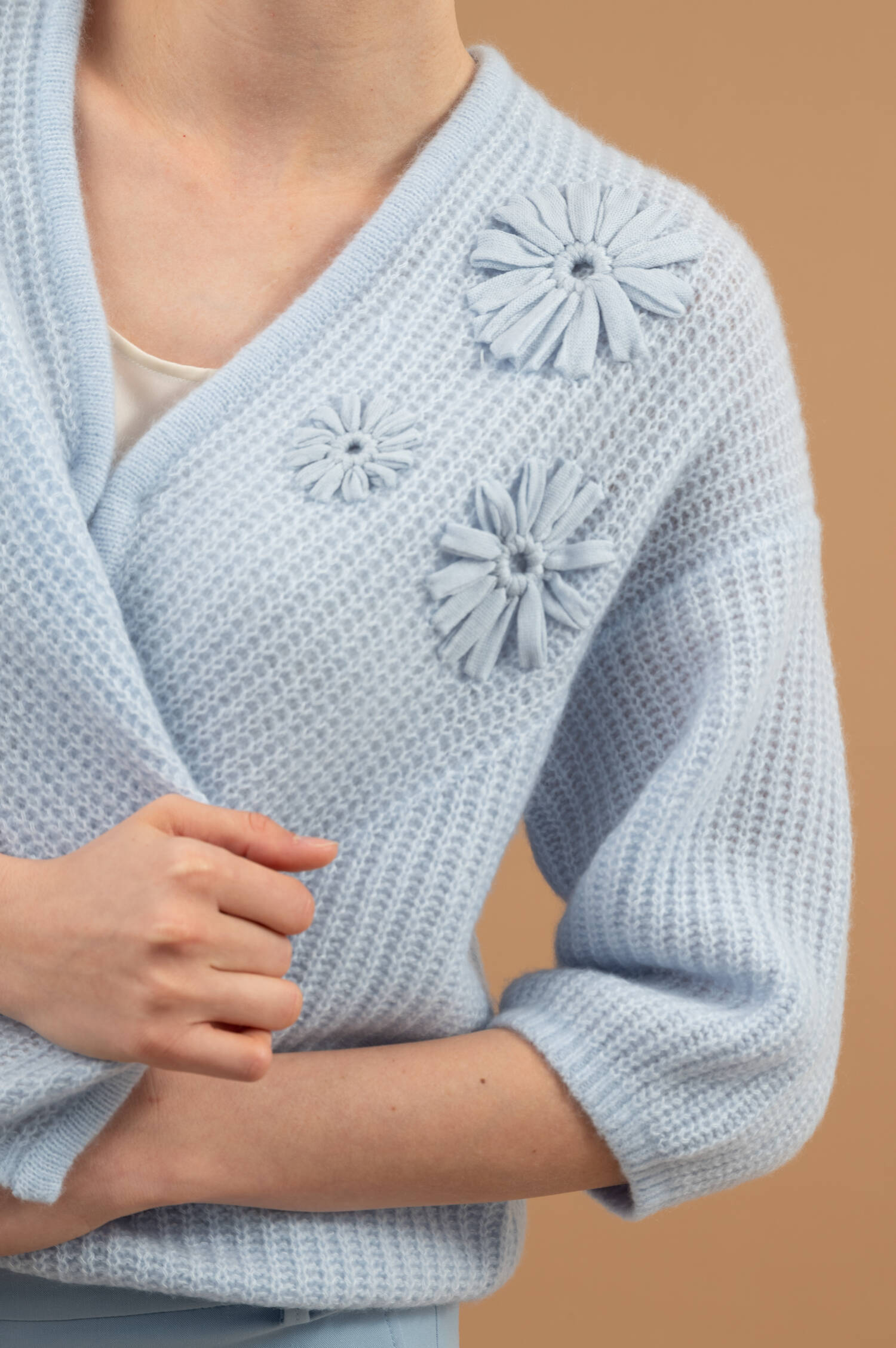 Patentstrickweste mit 3D-Blumen in Hellblau