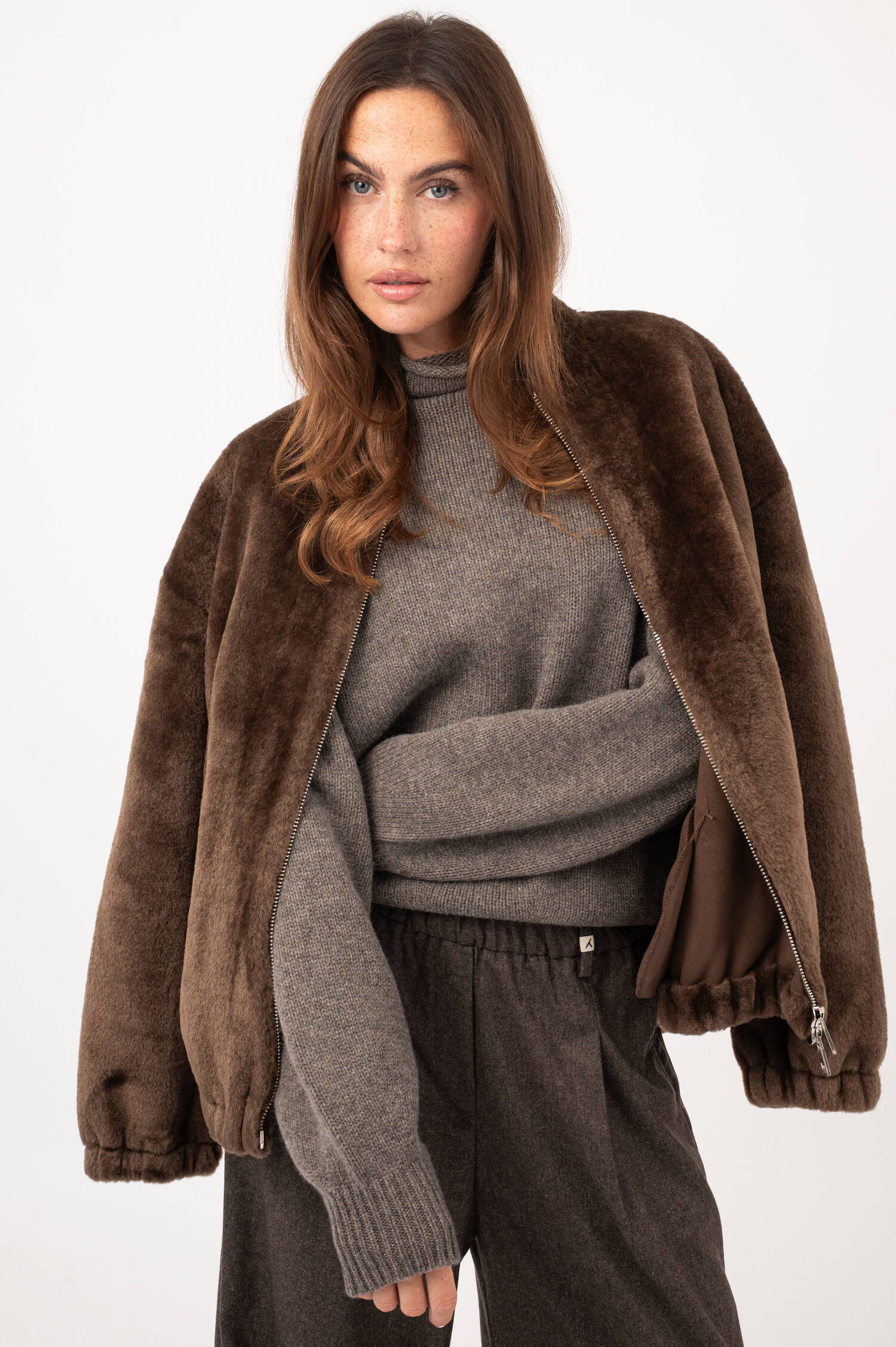 Faux-Fur-Bomberjacke SHAO in Braun