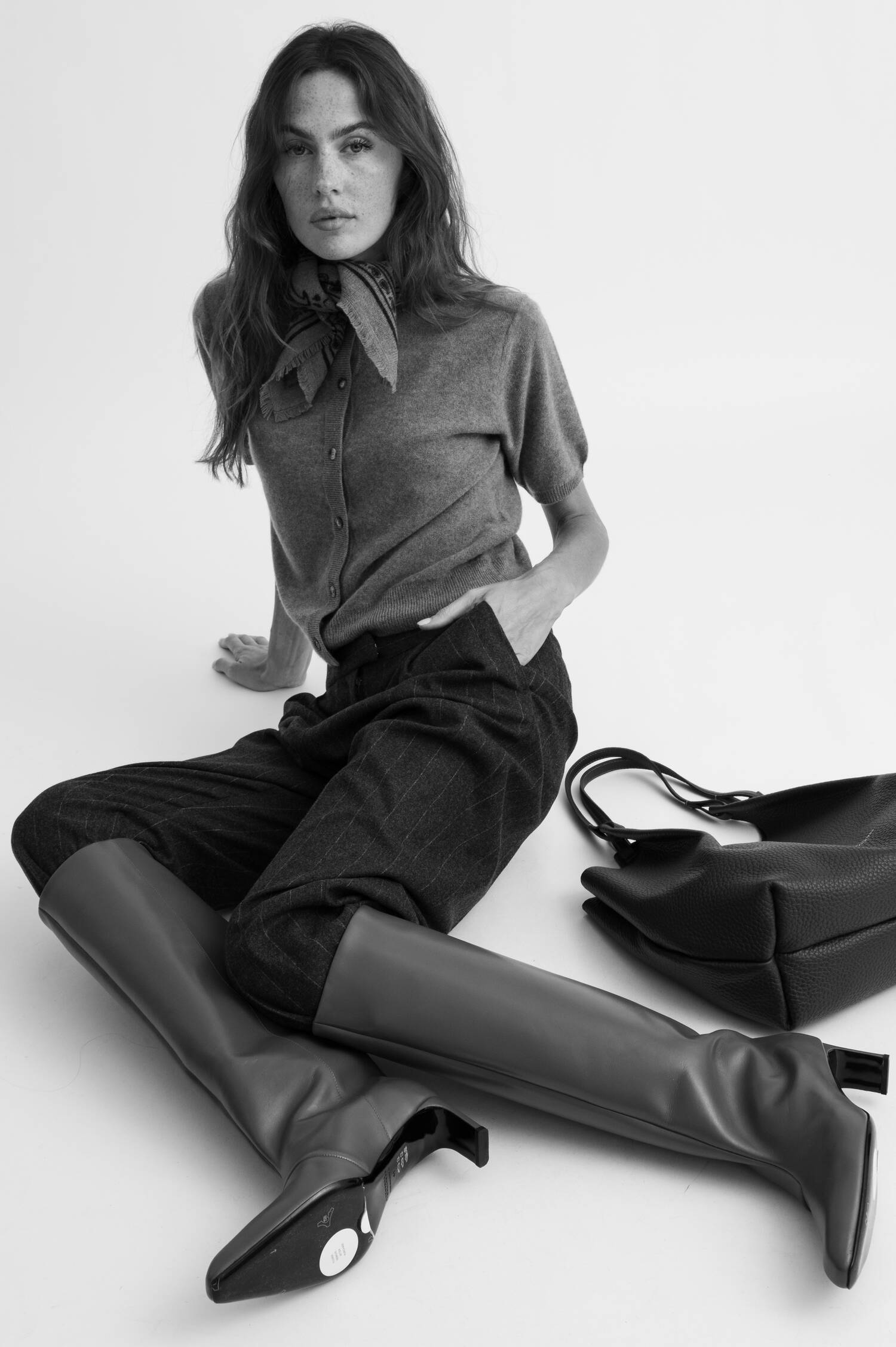 Nadelsteif Bootcut Hose in Dunkelgrau Nadelsteif Bootcut Hose in Dunkelgrau