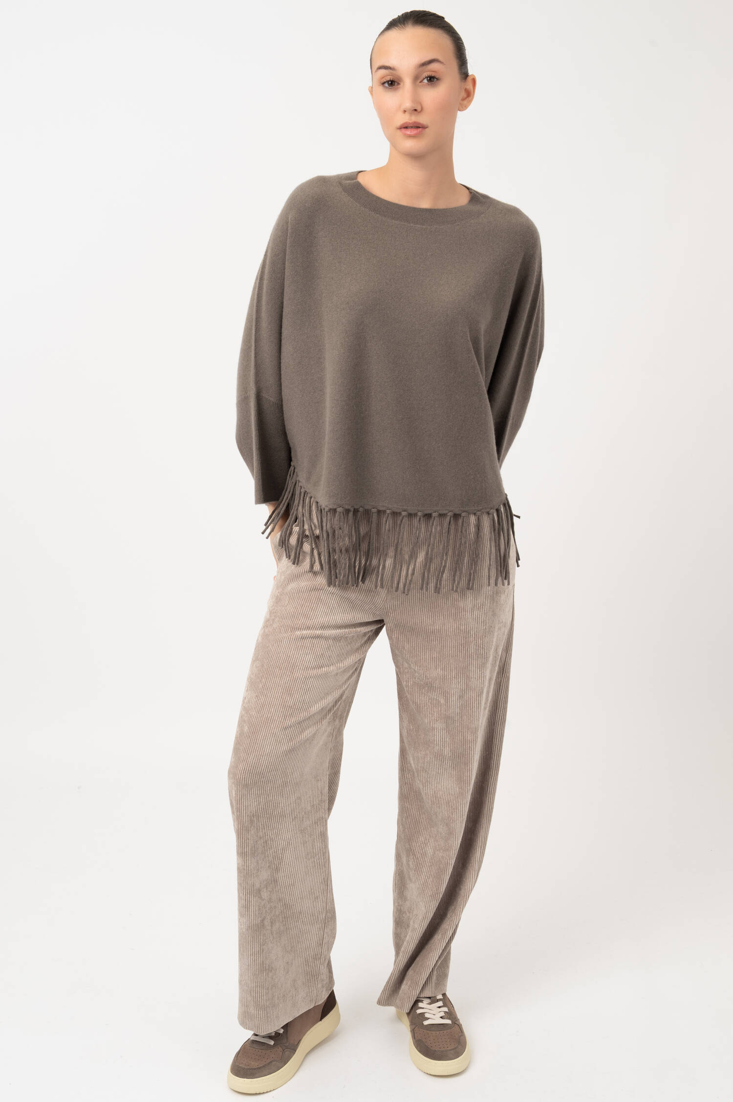 Feinstrick Poncho mit Fransen in Taupe Feinstrick Poncho mit Fransen in Taupe