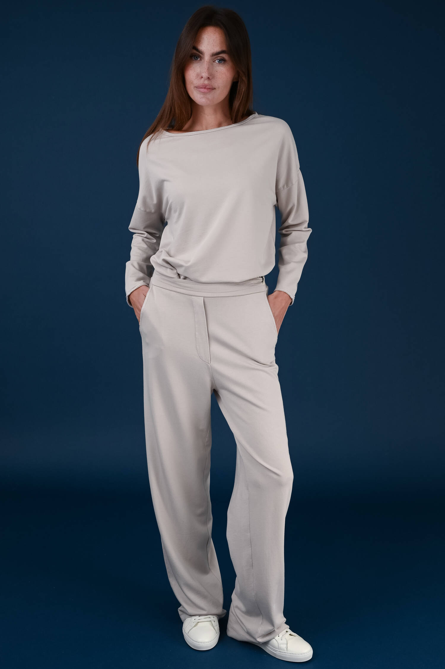 Schlupfhose mit geradem Bein in Taupe