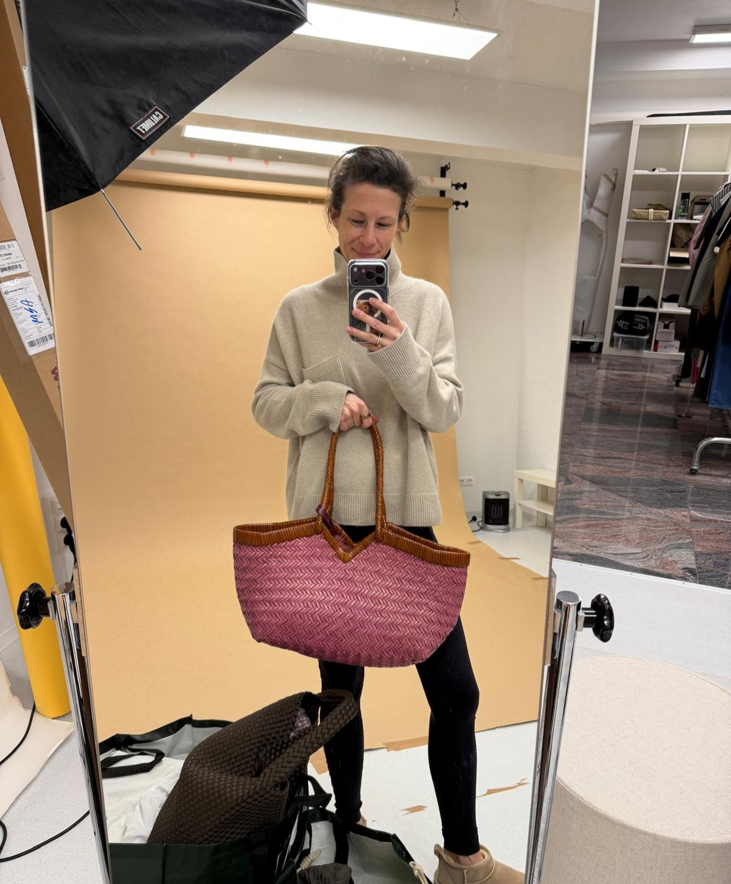 Today’s Pick ✨
Unsere Vipera in edlem Beerenton – gefertigt aus hochwertigem italienischem Leder.
Der perfekte Begleiter für die neue Saison. 💜🌸
Sichere dir dein Lieblingsstück jetzt bei uns im Store & online!
#NewSeason #SpringVibes #ItalianLeather Today’s Pick ✨
Unsere Vipera in edlem Beerenton – gefertigt aus hochwertigem italienischem Leder.
Der perfekte Begleiter für die neue Saison. 💜🌸
Sichere dir dein Lieblingsstück jetzt bei uns im Store & online!
#NewSeason #SpringVibes #ItalianLeather