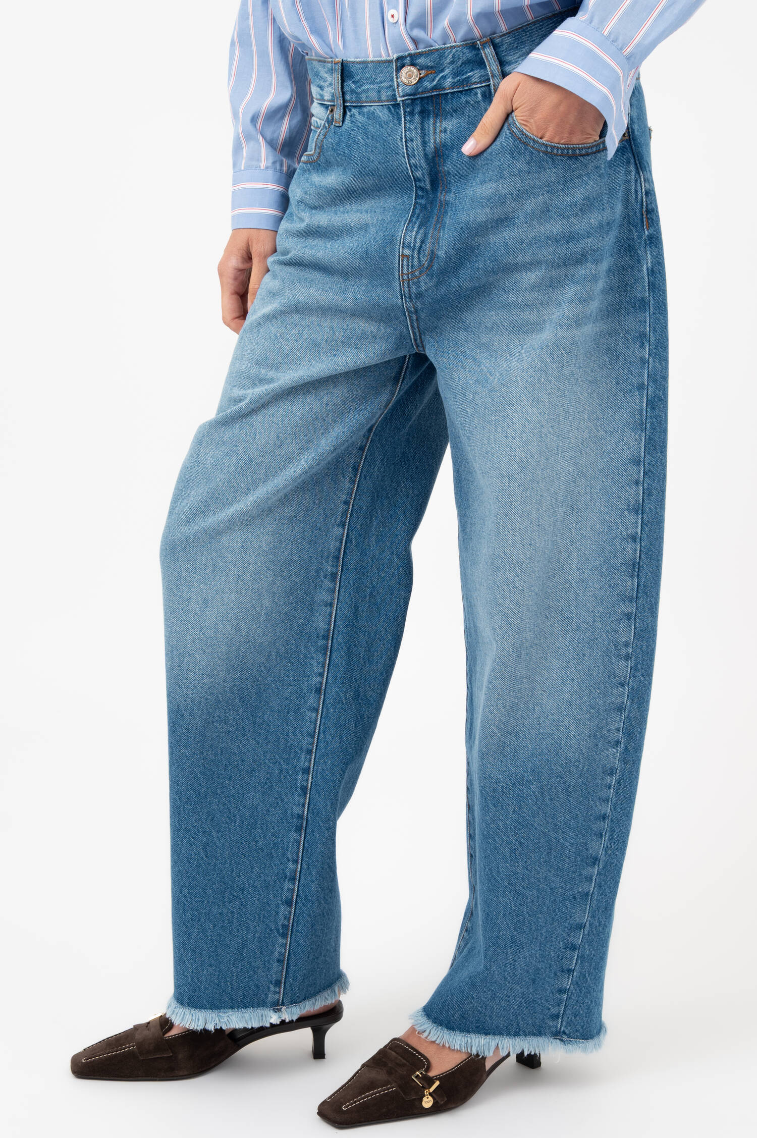 Cropped Barrel-Leg Jeans in Blau Cropped Barrel-Leg Jeans in Blau