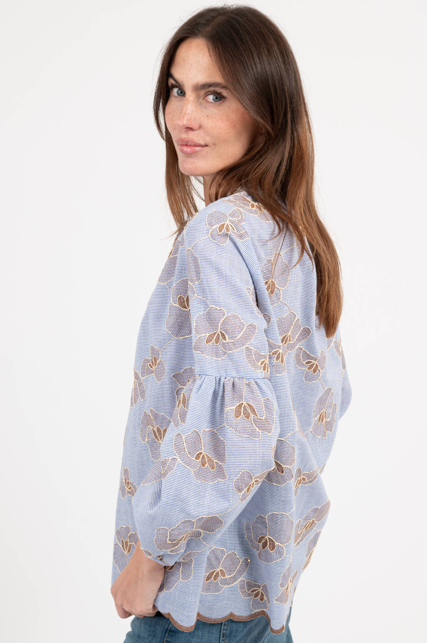 Bluse mit Stick in Hellblau/Braun