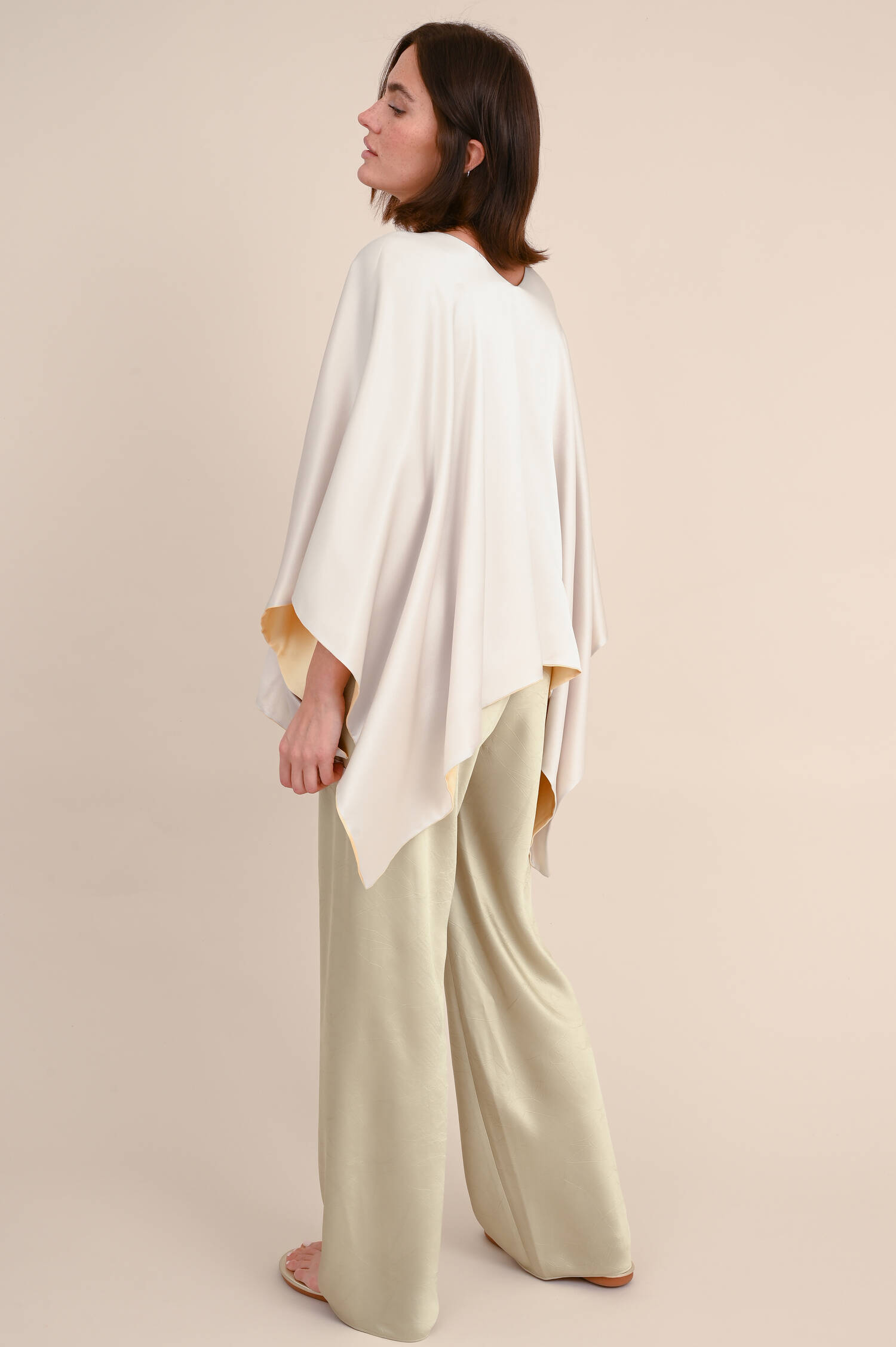 Wende-Cape aus Seide in Champagne/Vanille