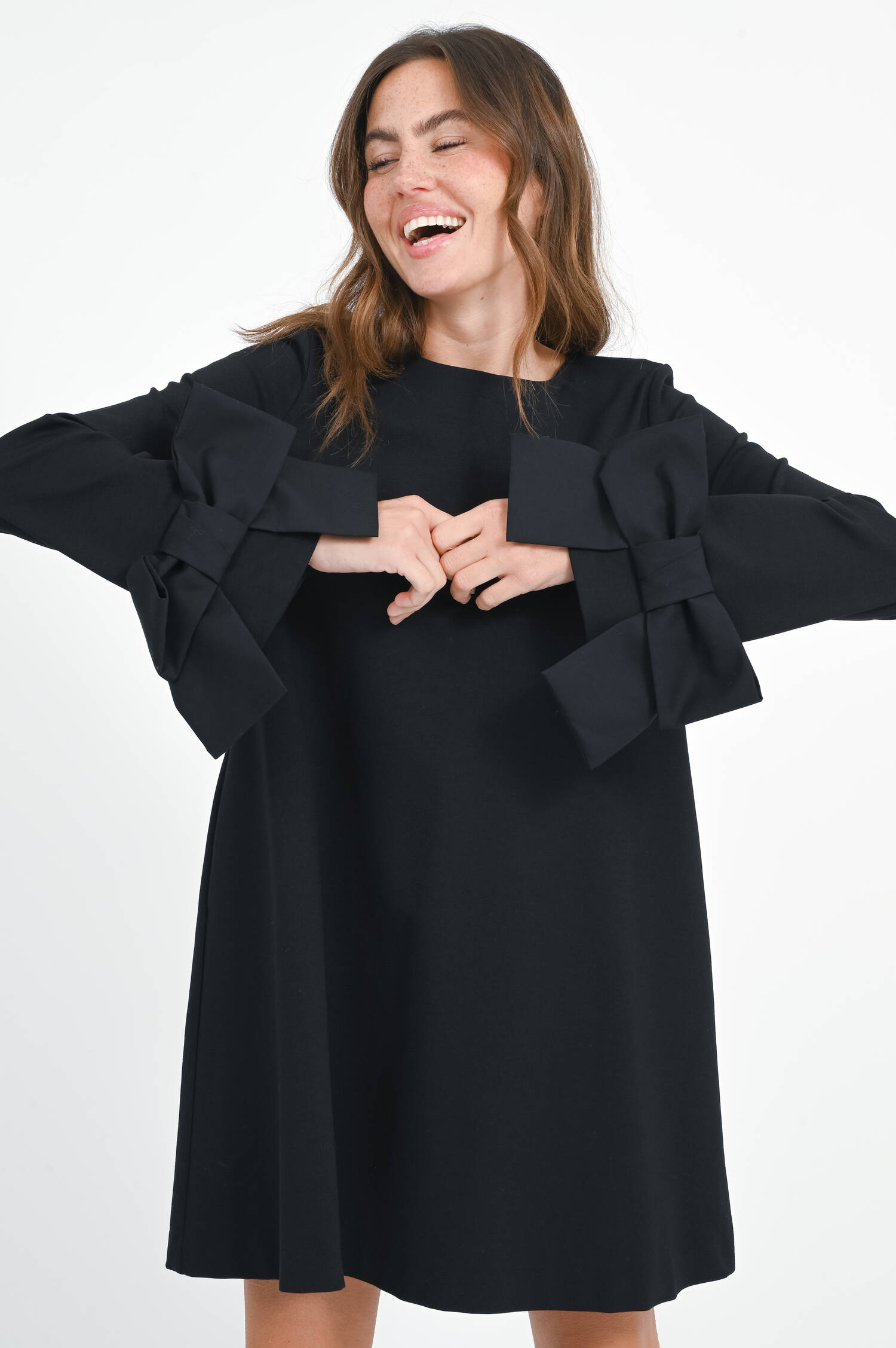 Kleid mit Schleifen-Details in Schwarz Kleid mit Schleifen-Details in Schwarz