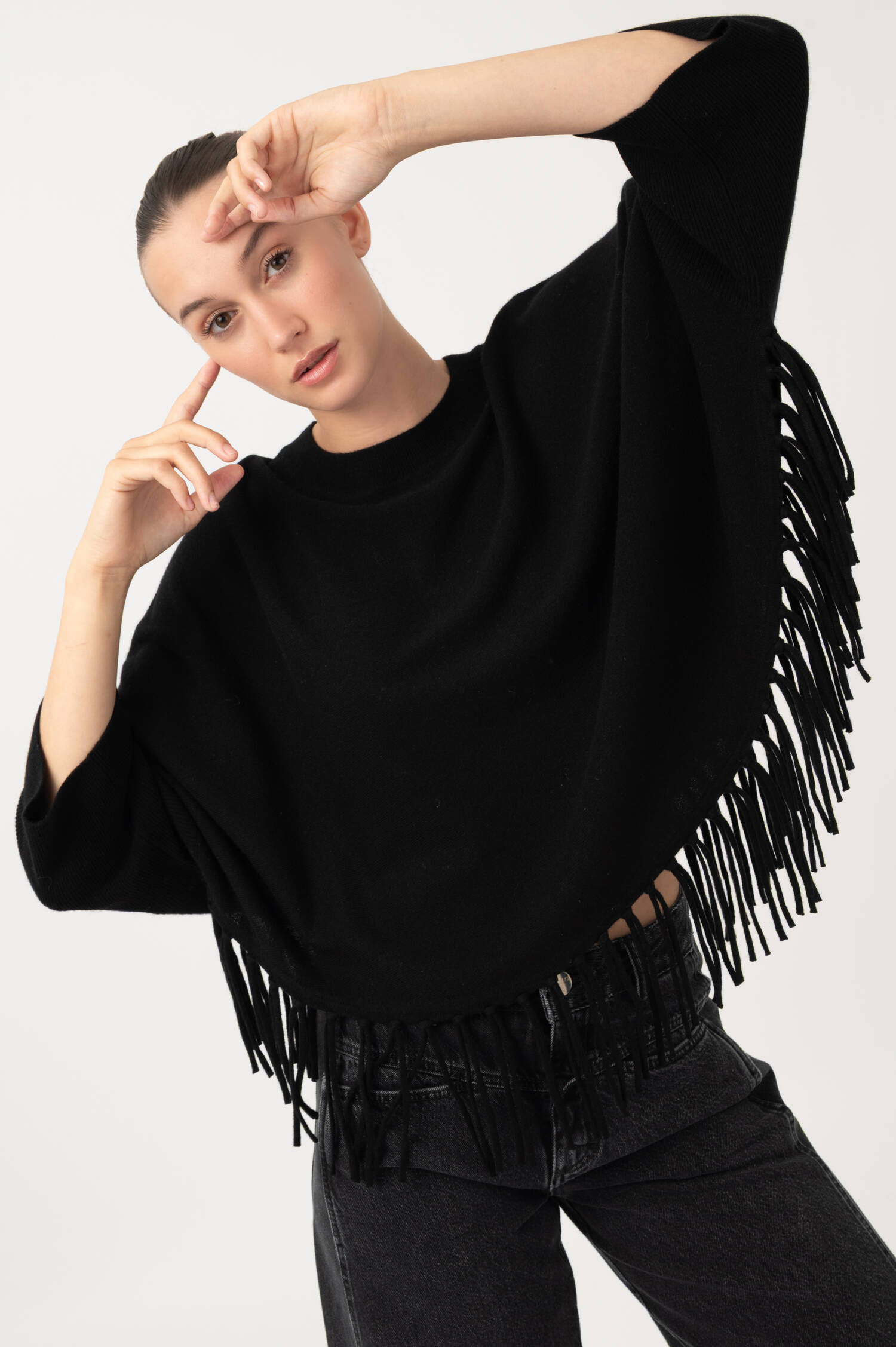 Feinstrick Poncho mit Fransen in Schwarz