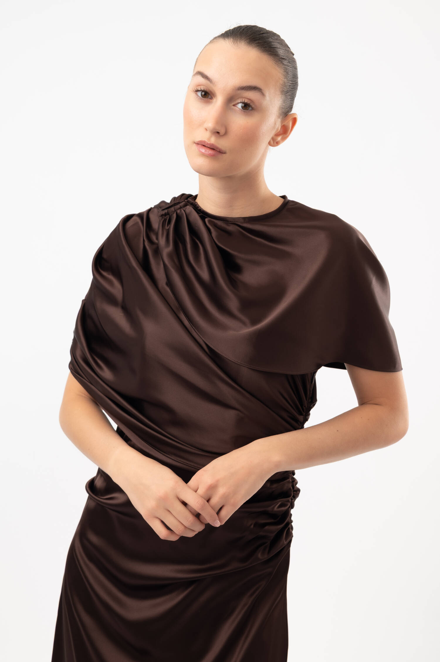 Drapiertes Satin-Maxikleid CASSIA in Braun Drapiertes Satin-Maxikleid CASSIA in Braun