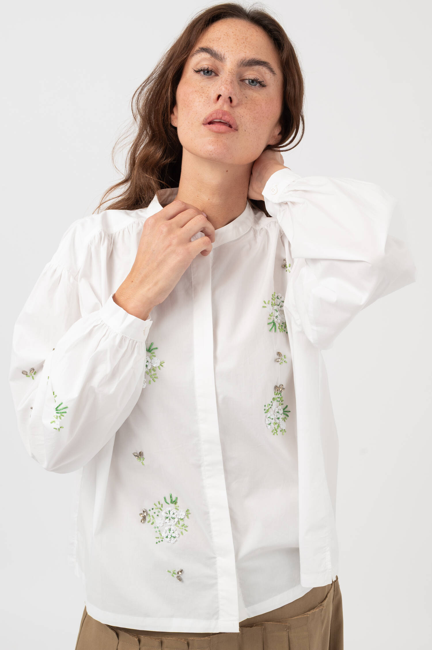 Bluse mit Perlen in Weiß Bluse mit Perlen in Weiß