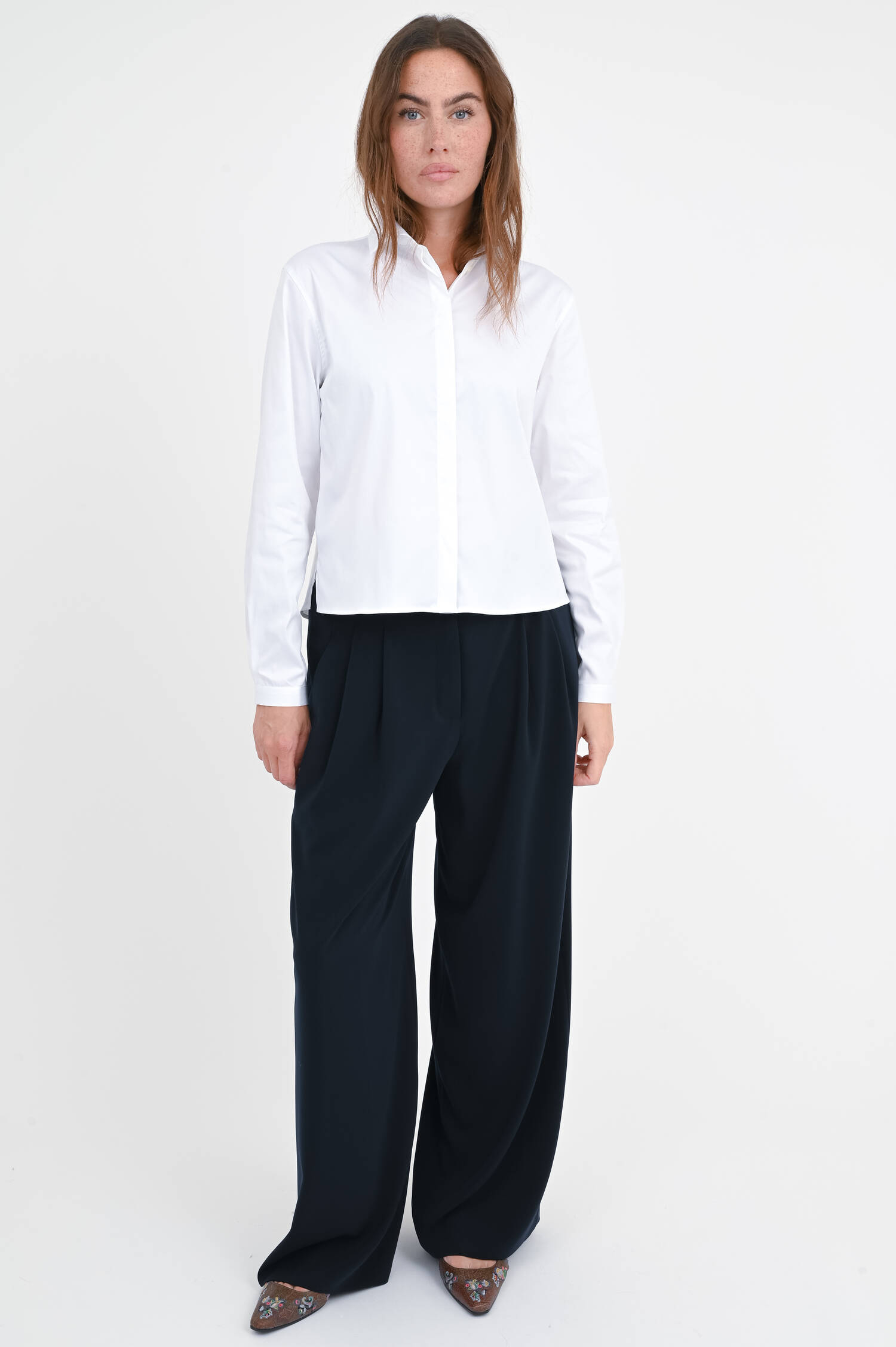 Boxy Bluse mit Kellerfalten in Weiß