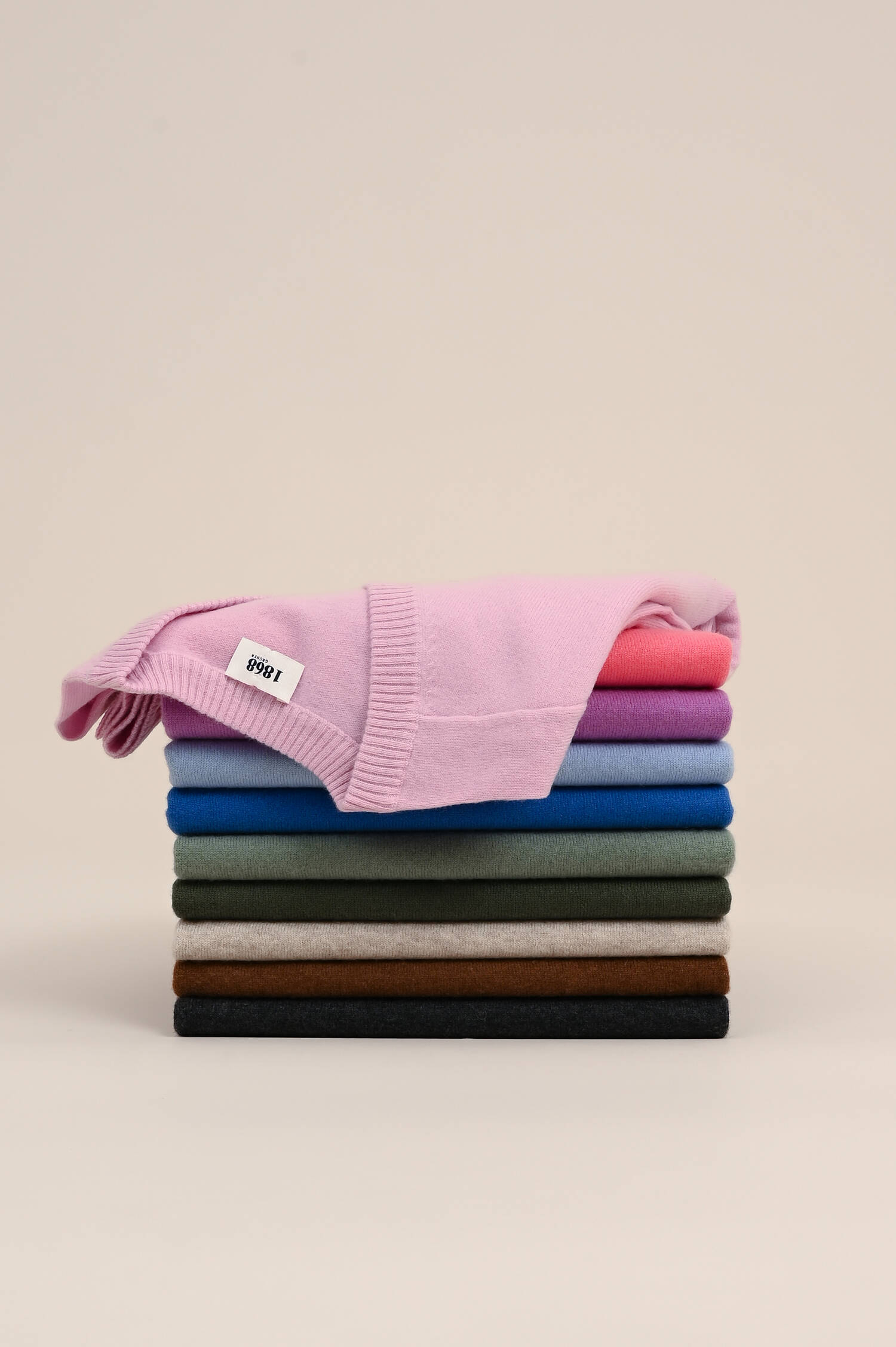 Cashmere V-Neck Pullover in Korall