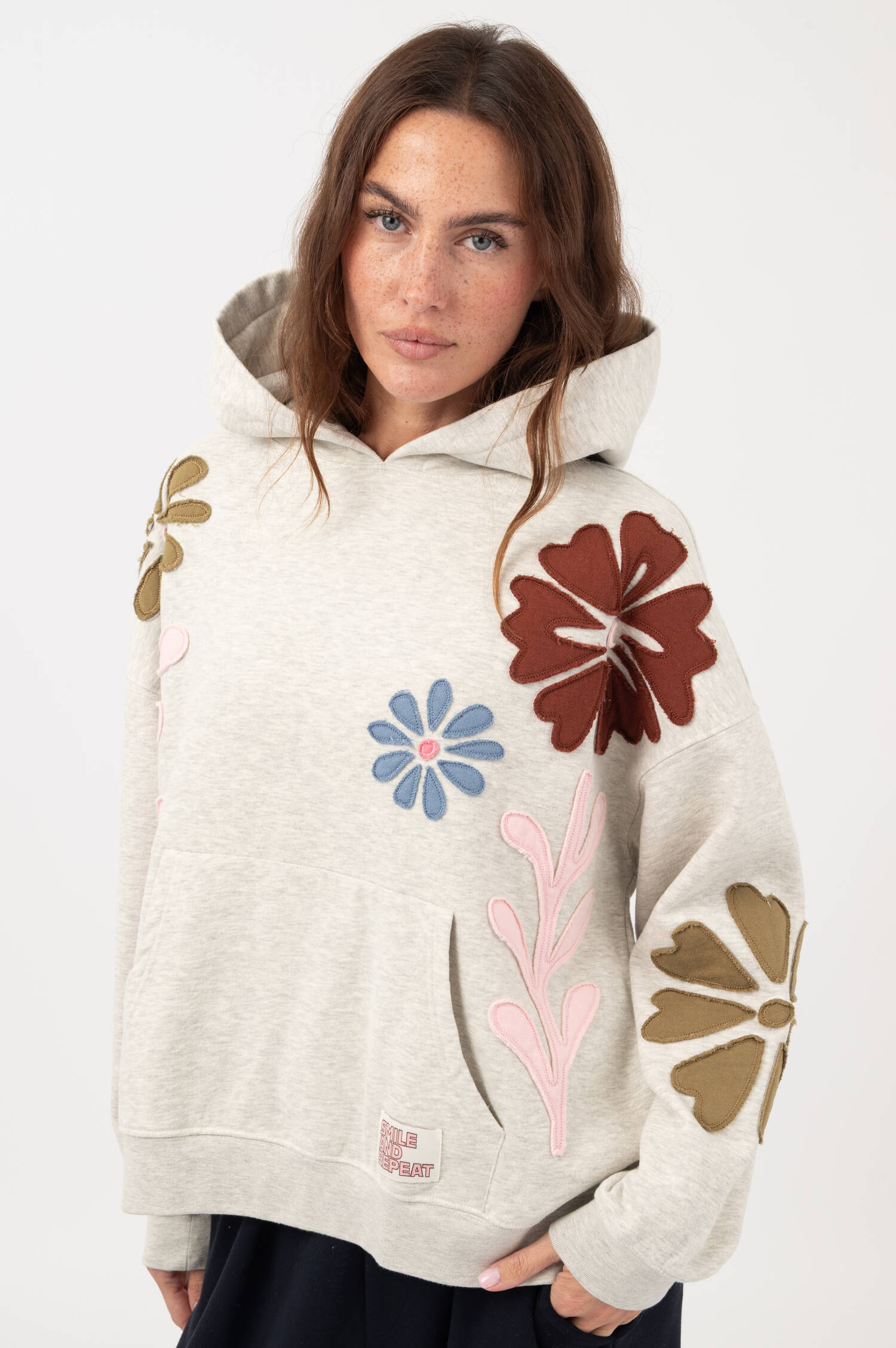 Hoodie mit Blumenstickerei in Grau meliert