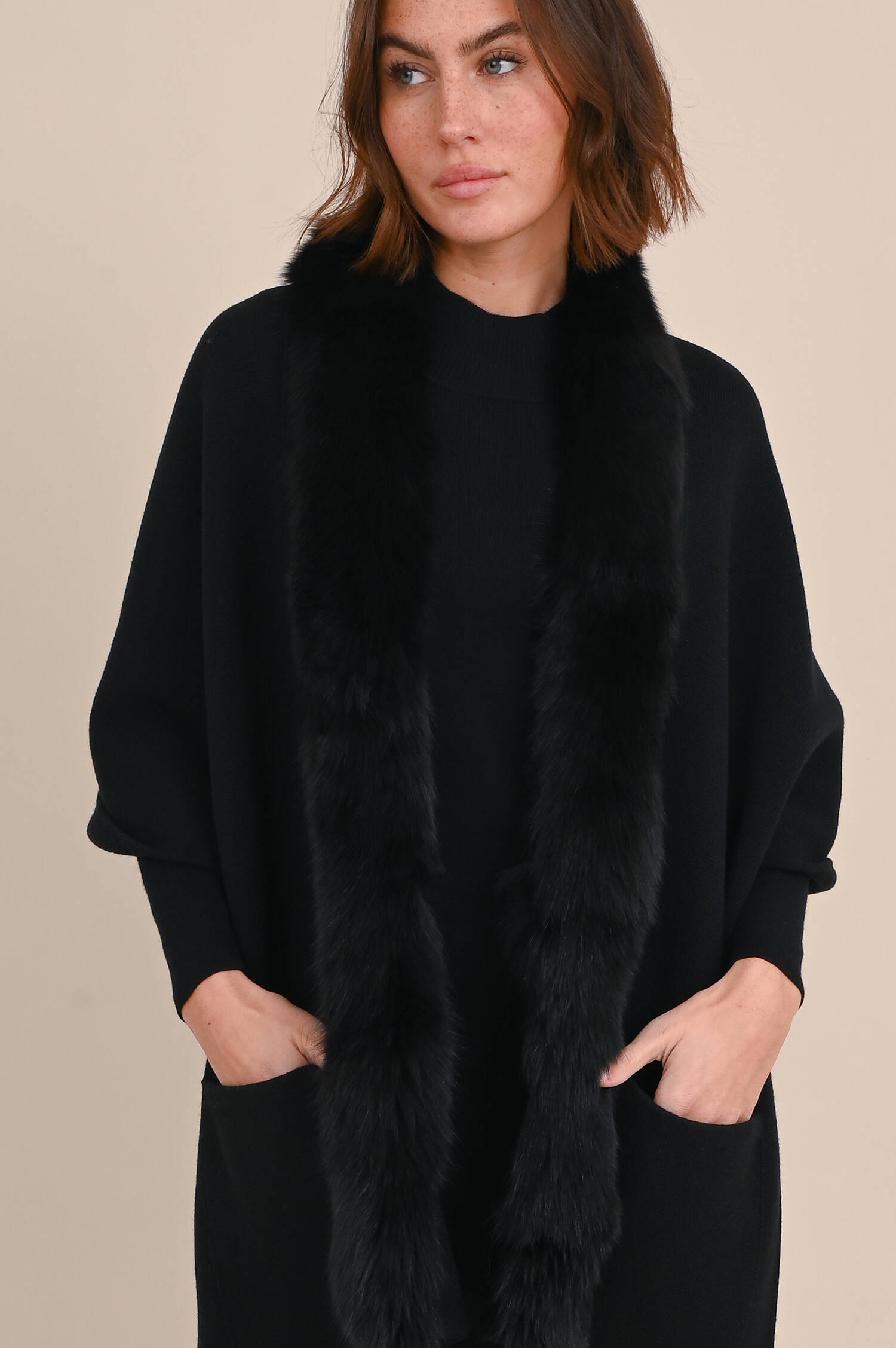 Woll-Mix Cape mit Pelz in Schwarz