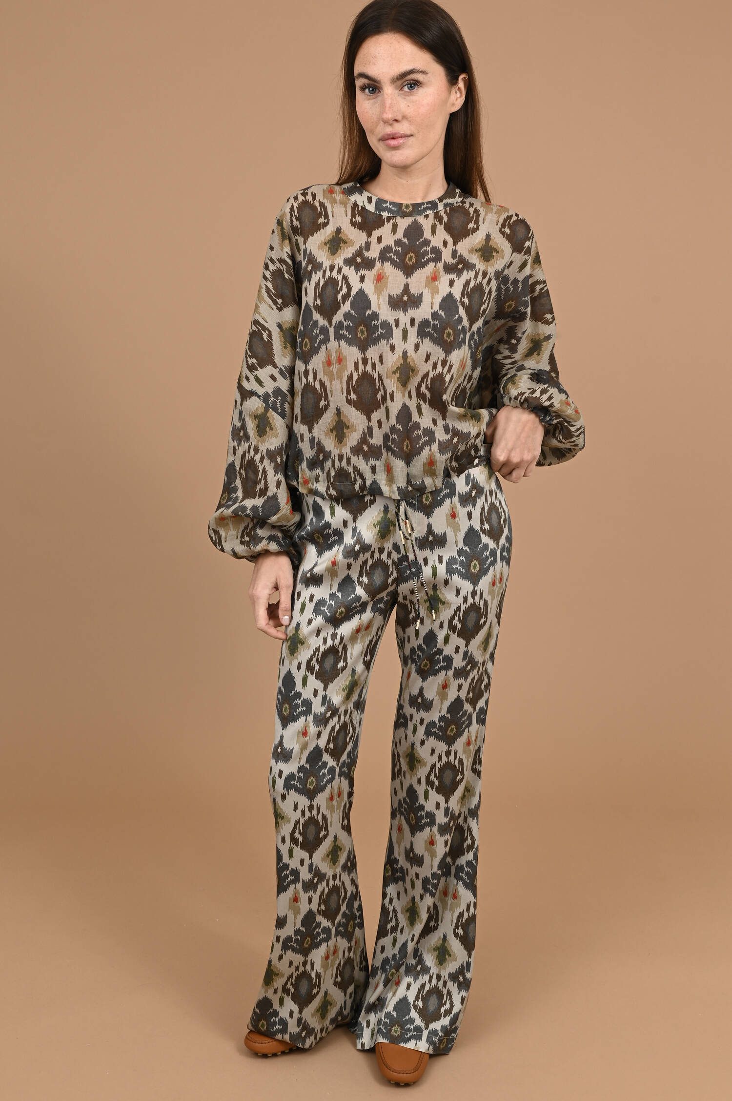 Bluse aus Ramiefaßermix mit Ikat Allover Print