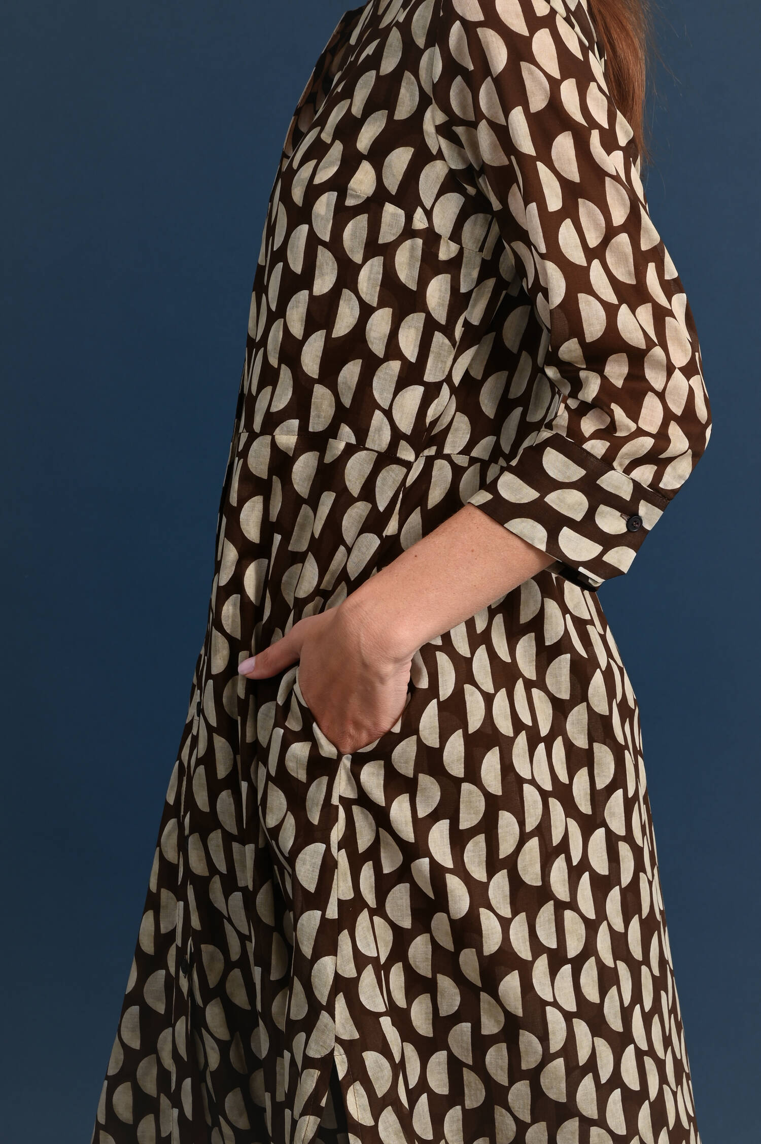 Hemdblusenkleid mit Halbkreismuster in Braun