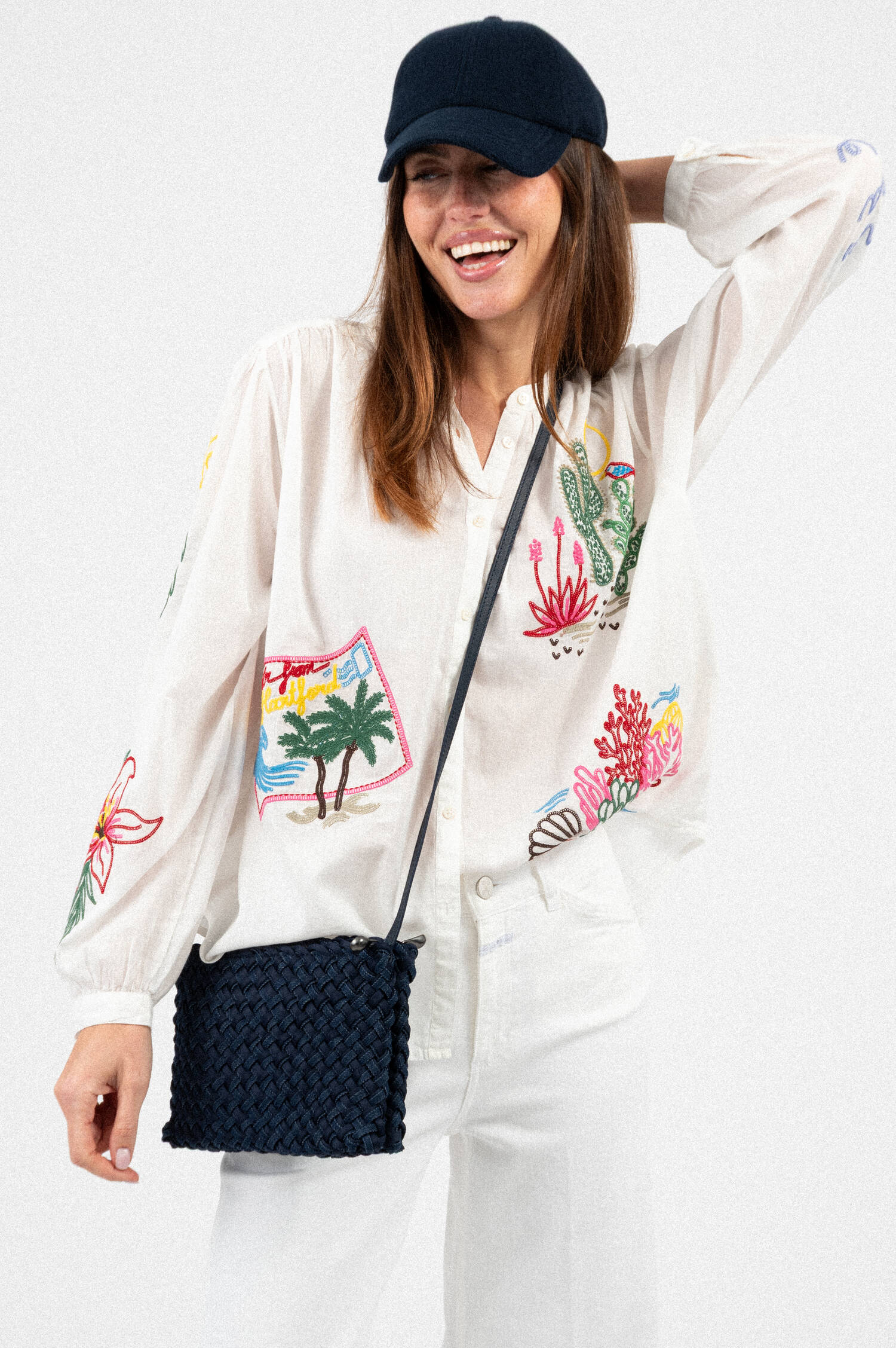 Bluse mit buntem Stick in Weiß