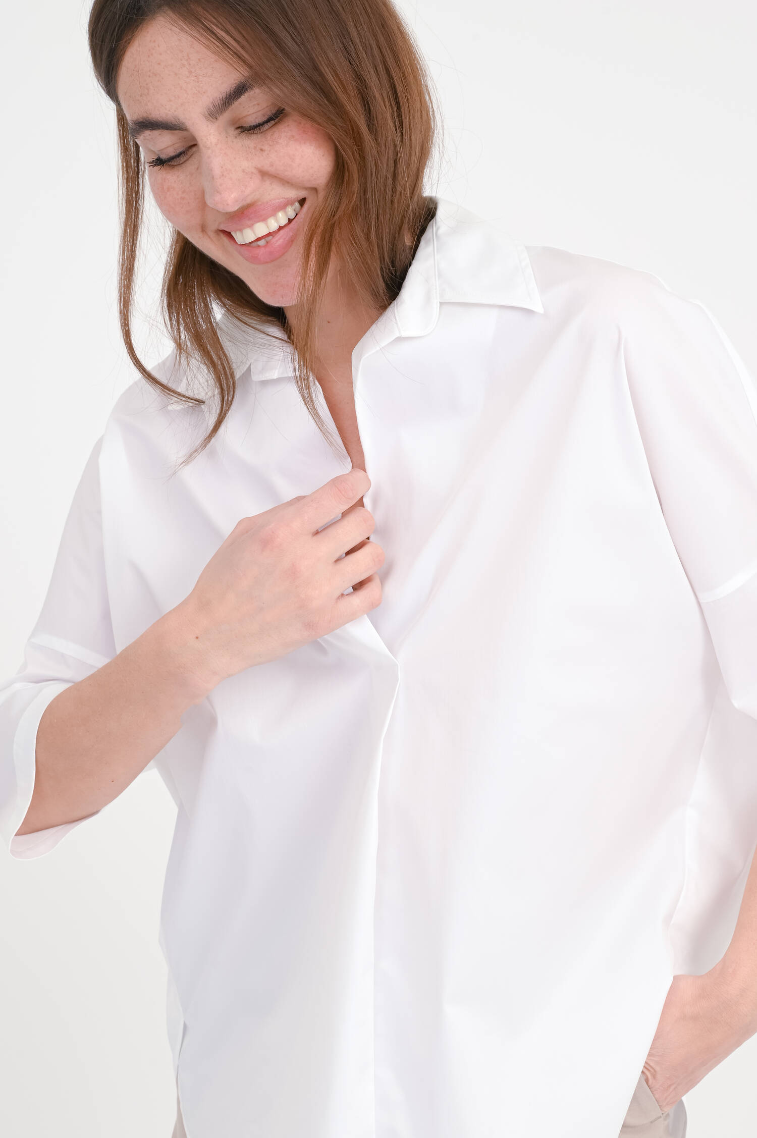 Popelin-Bluse mit Tunika-Ausschnitt in Weiß Popelin-Bluse mit Tunika-Ausschnitt in Weiß