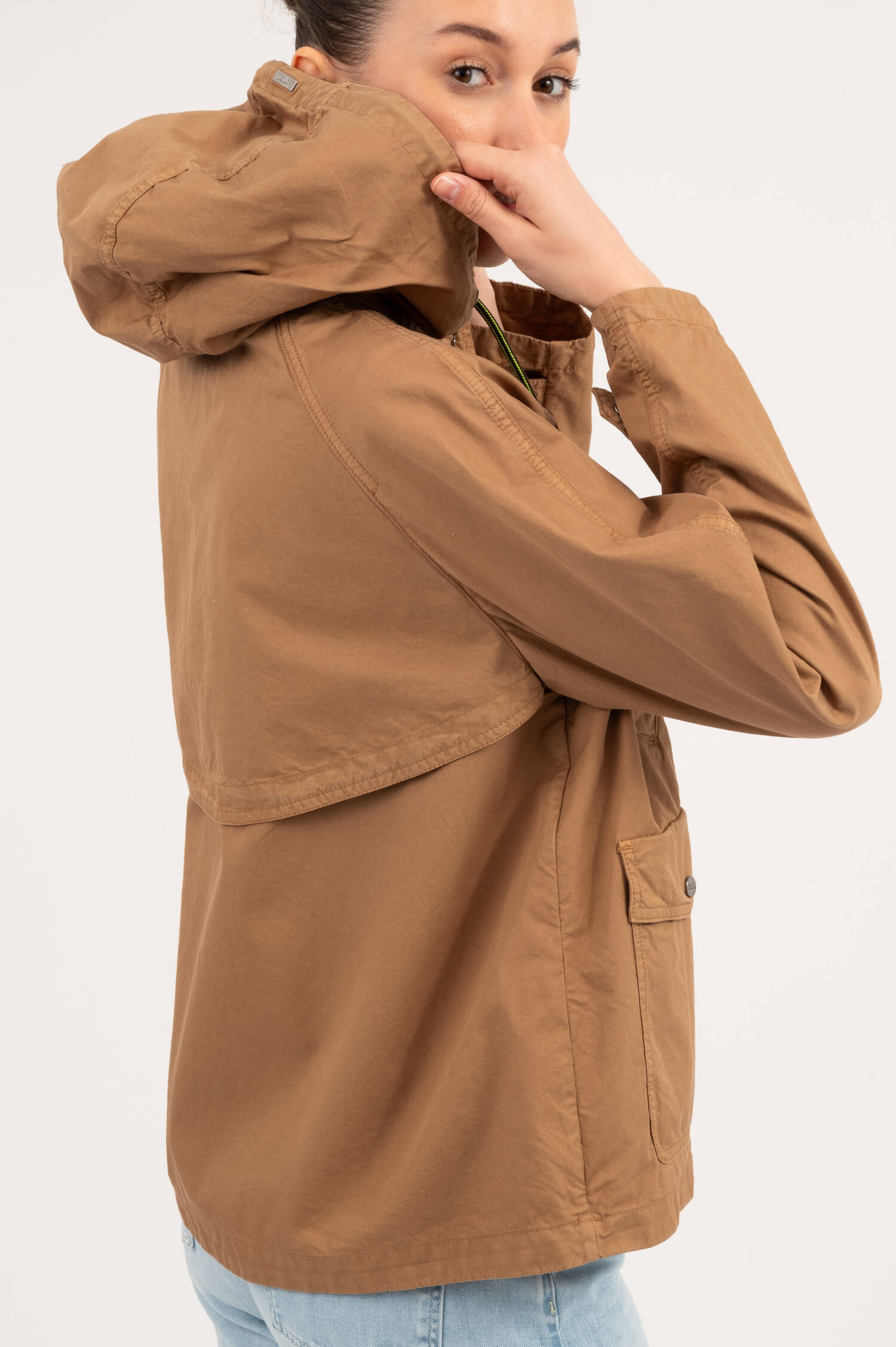 Kurzer Parka mit Kapuze in Camelbraun Kurzer Parka mit Kapuze in Camelbraun