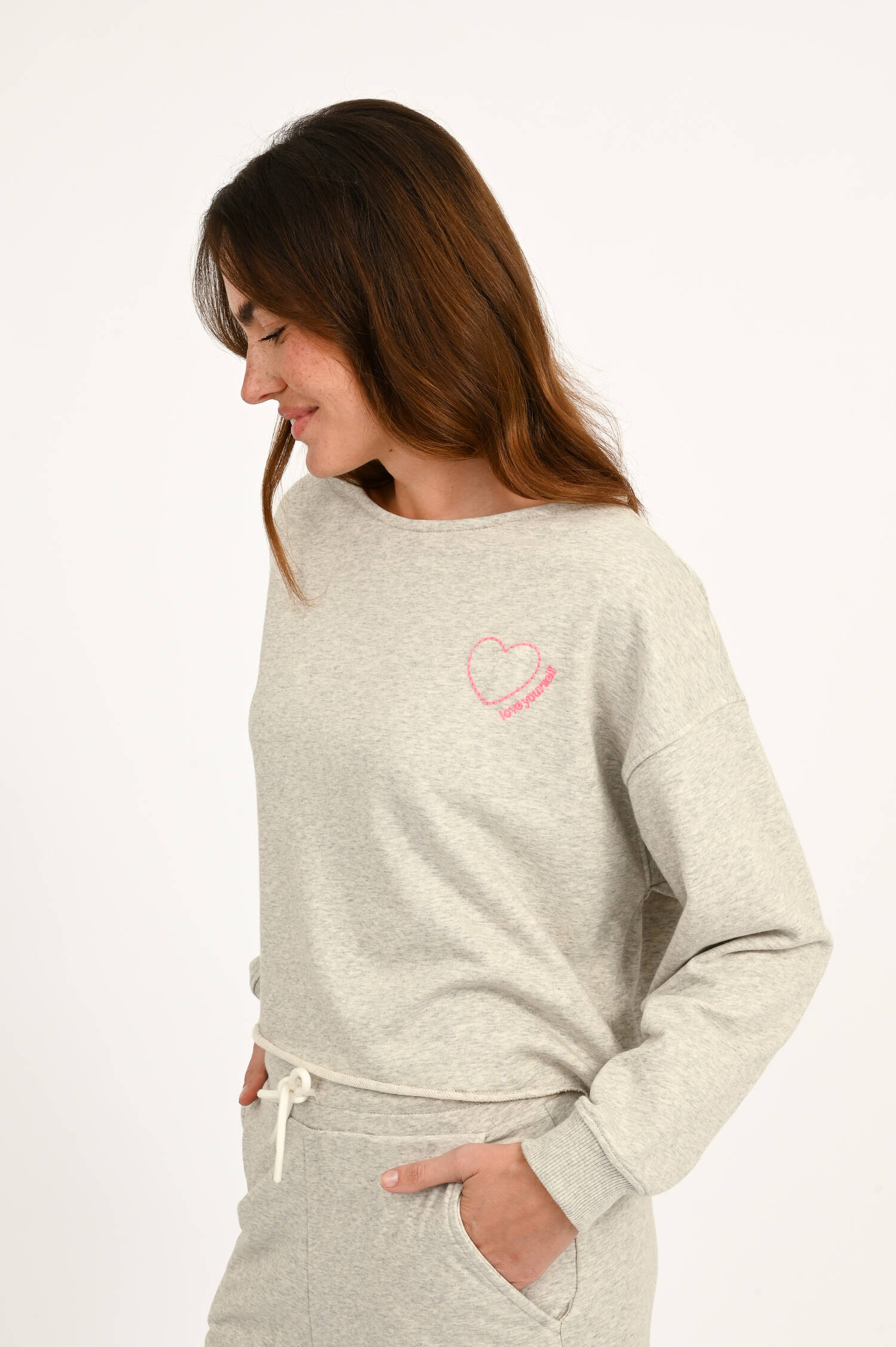 Sweater mit Herz-Stickerei in Grau meliert