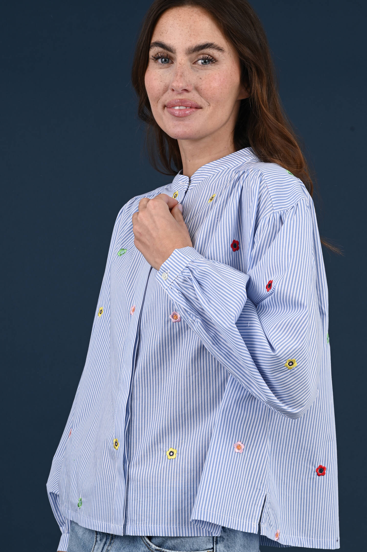 Bluse Mit Blumenaufstick in Weiß/Blau gestreift