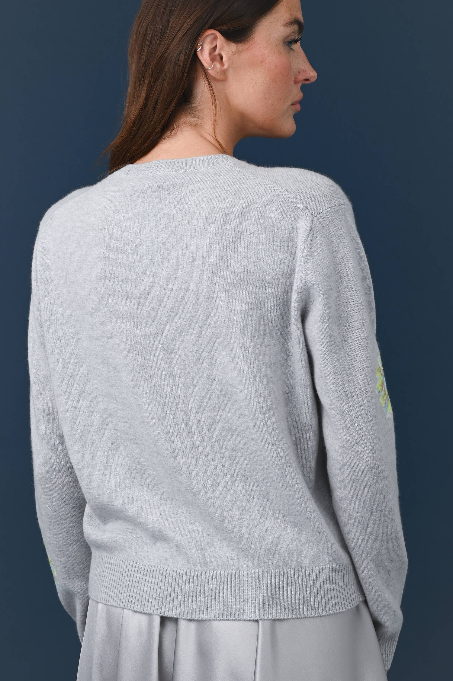 Strickweste mit Blumenmotiv in Grau