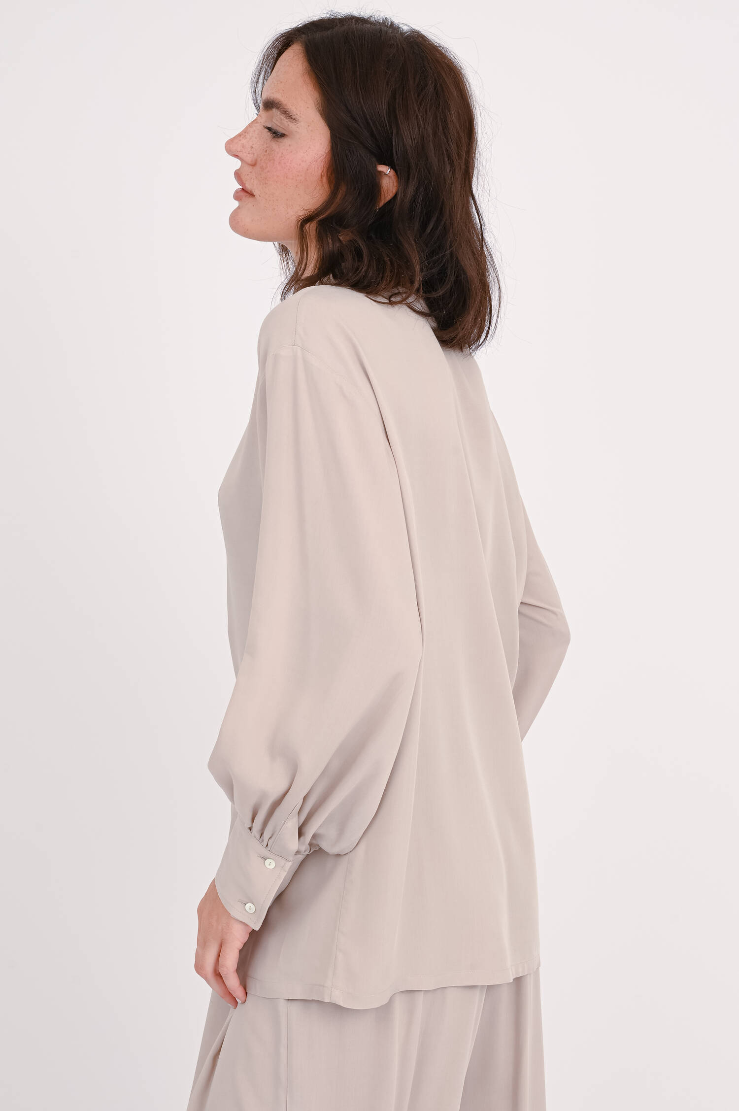 Fließende Bluse mit Stehkragen in Sand