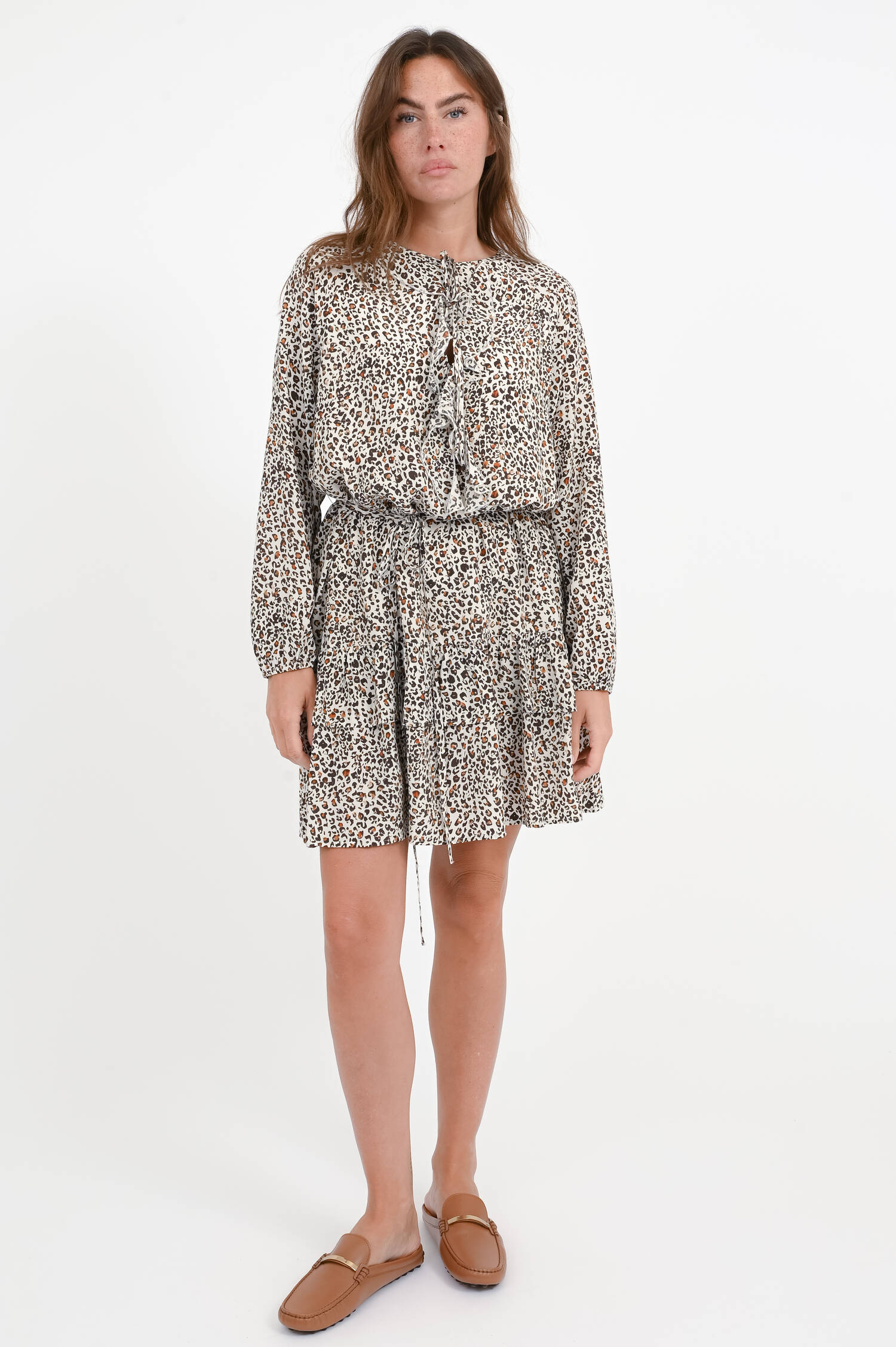 Kleid mit Leo-Print und Rüschen in Weiß/Braun