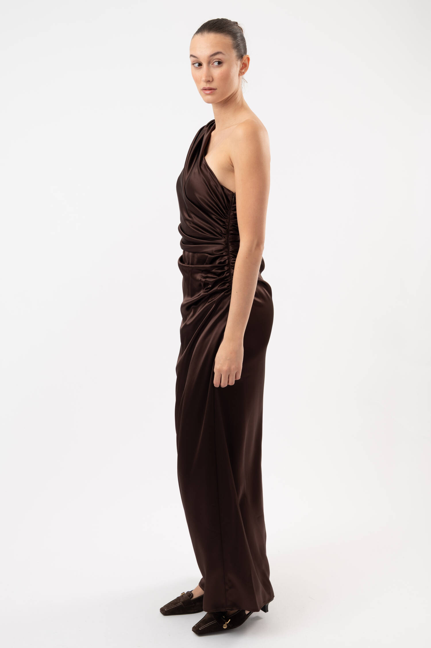 Drapiertes Satin-Maxikleid CASSIA in Braun Drapiertes Satin-Maxikleid CASSIA in Braun