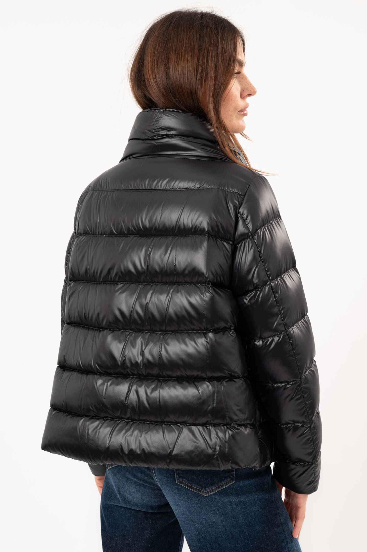 Daunenjacke mit breitem Stehkragen in Schwarz 