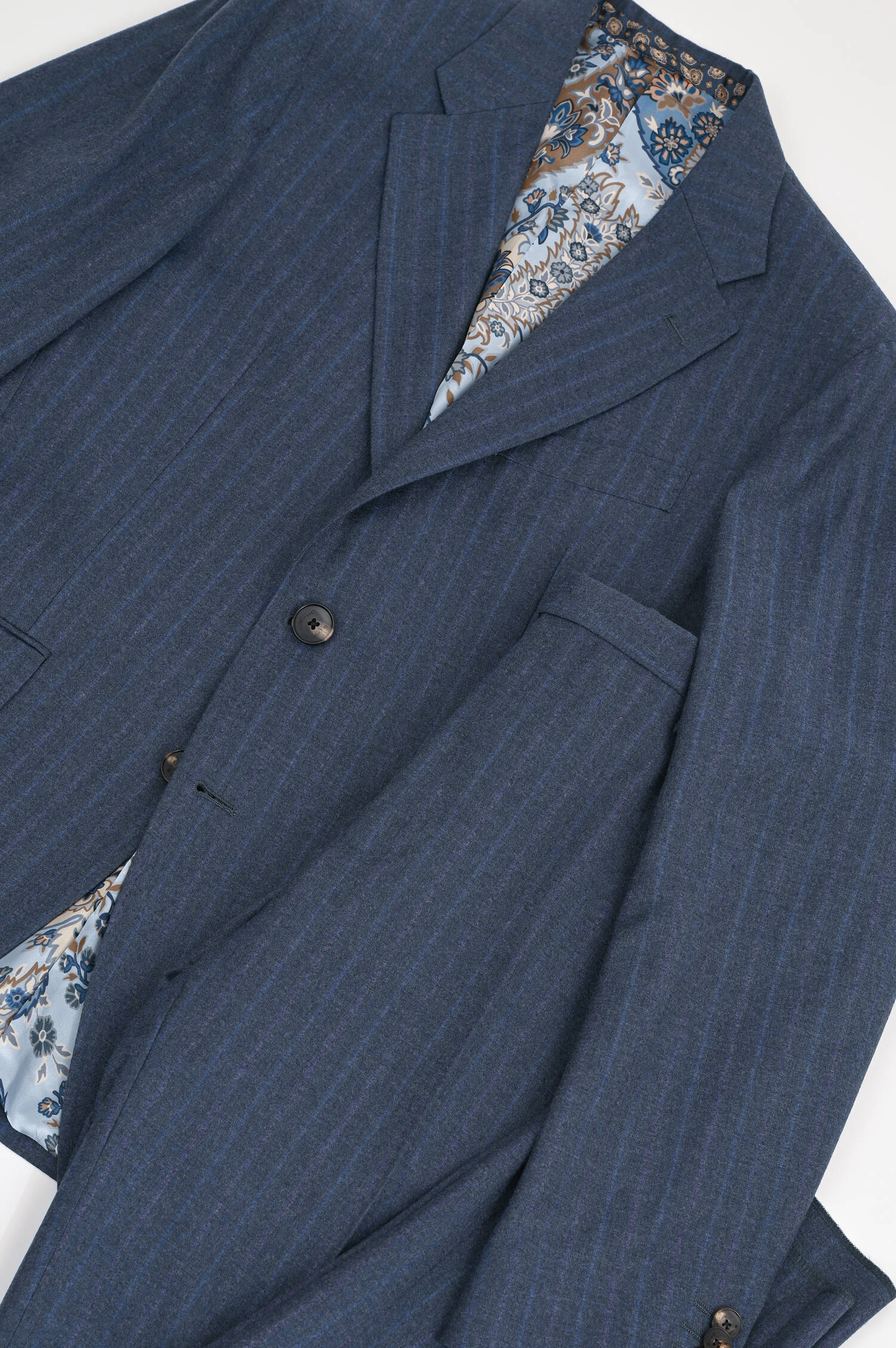 Anzug aus Wolle mit dezenten Streifen in Grau