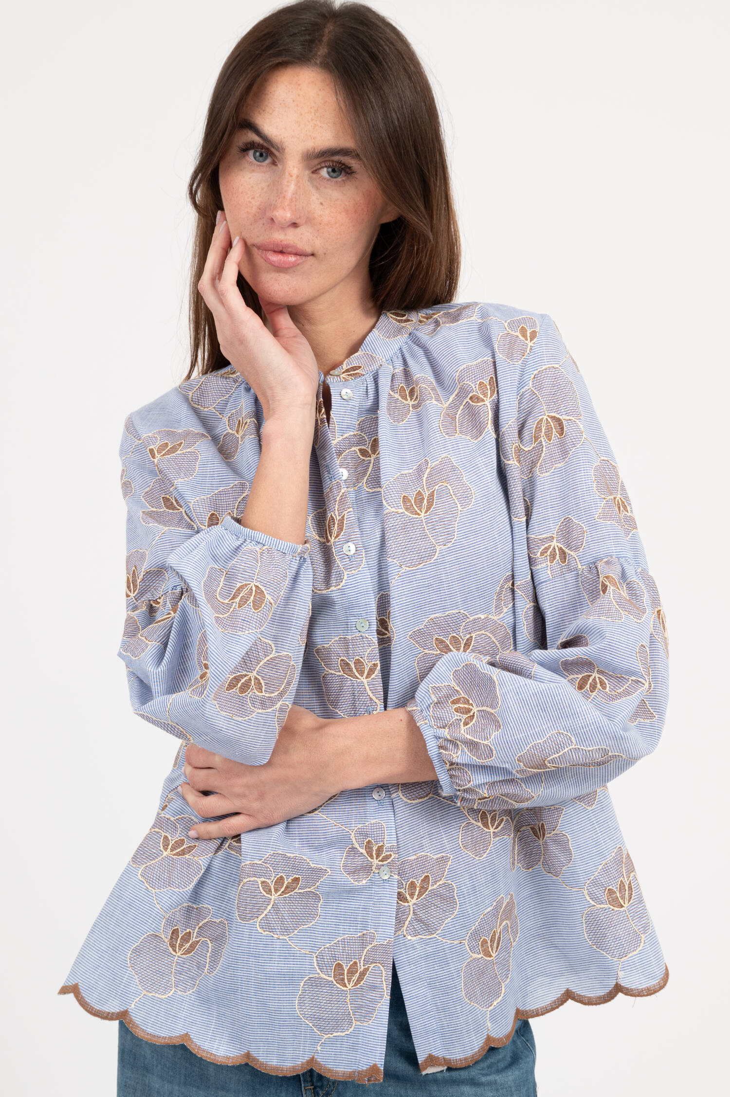 Bluse mit Stick in Hellblau/Braun